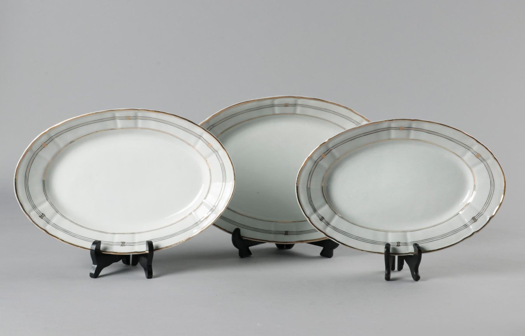 19th Century Extensive Porcelain Dining Service 'Vieux Paris' 9