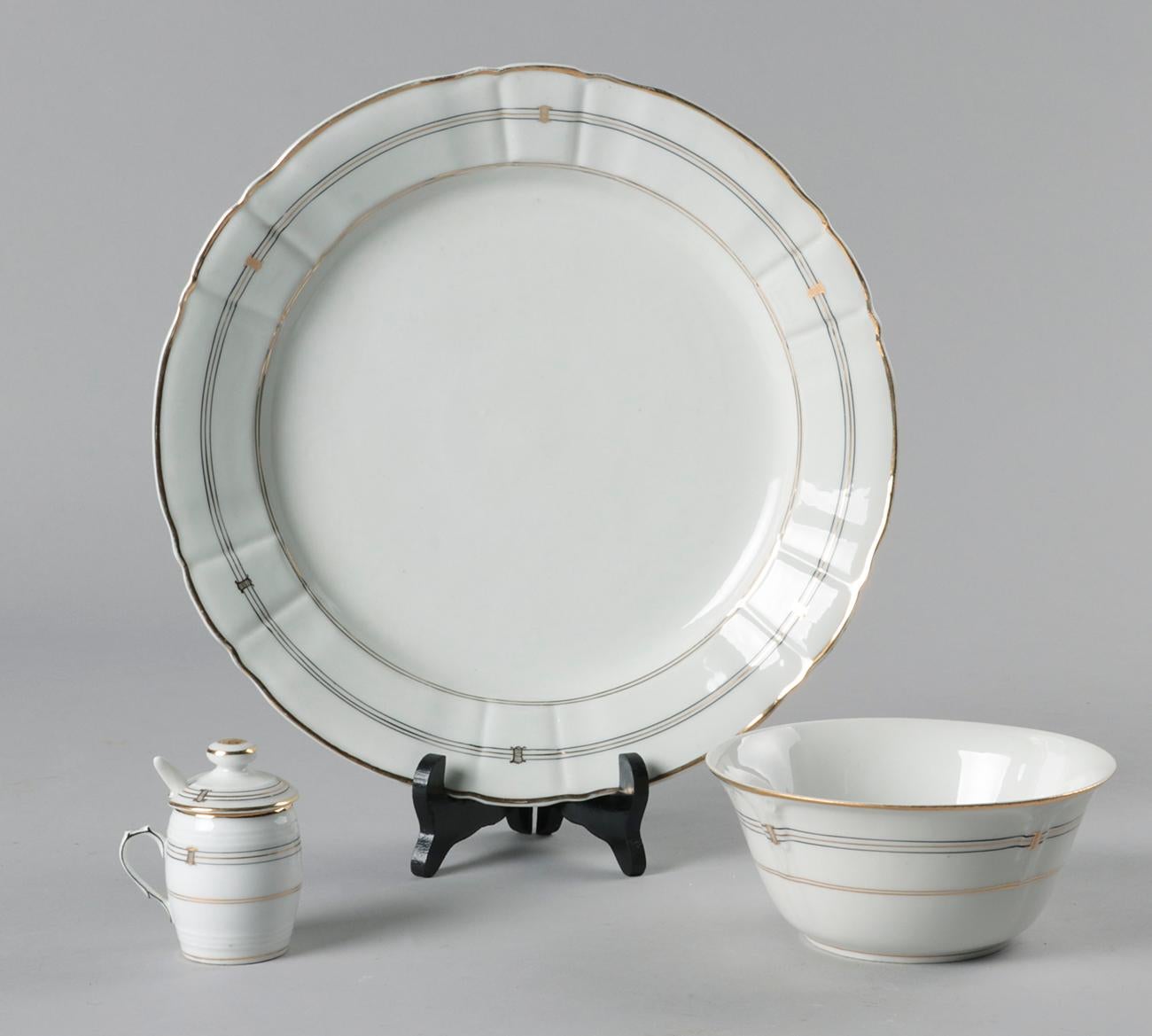 19th Century Extensive Porcelain Dining Service 'Vieux Paris' 10