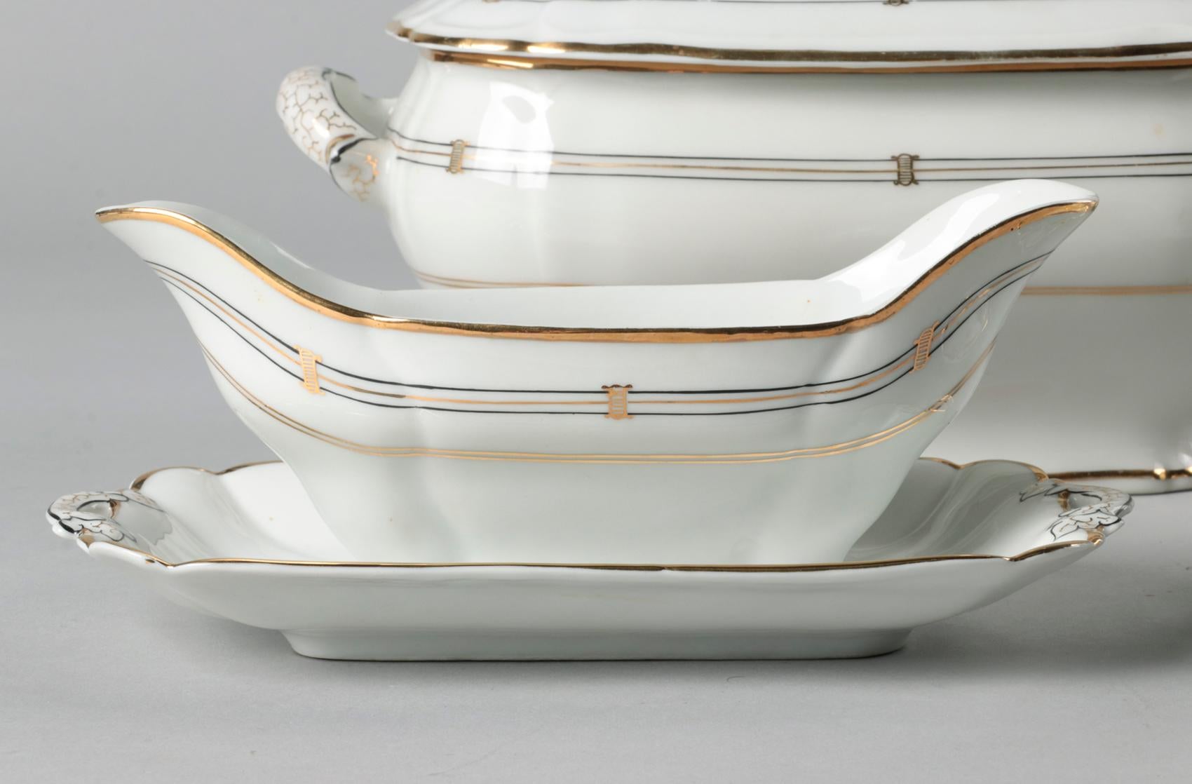 19th Century Extensive Porcelain Dining Service 'Vieux Paris' 11
