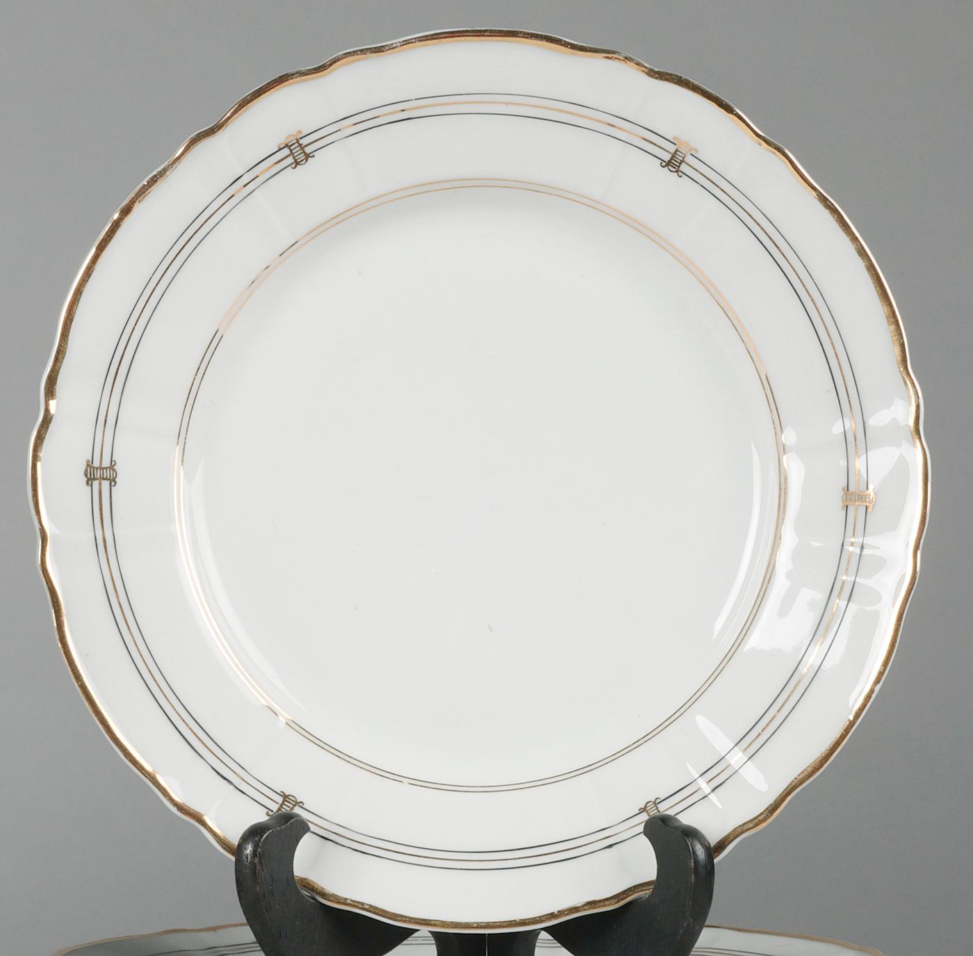 Louis XV 19th Century Extensive Porcelain Dining Service 'Vieux Paris'