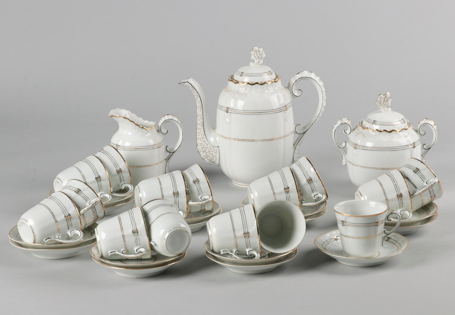 19th Century Extensive Porcelain Dining Service 'Vieux Paris' In Good Condition In Casteren, Noord-Brabant