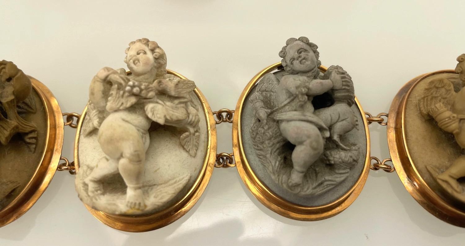Este conjunto extremadamente raro consta de un brazalete, unos pendientes y un broche, todos del siglo XIX.  Es una suite camafeo de lava.  Estas piezas están en muy alto relieve y se encuentra en un estado casi perfecto.  Los camafeos en sí son