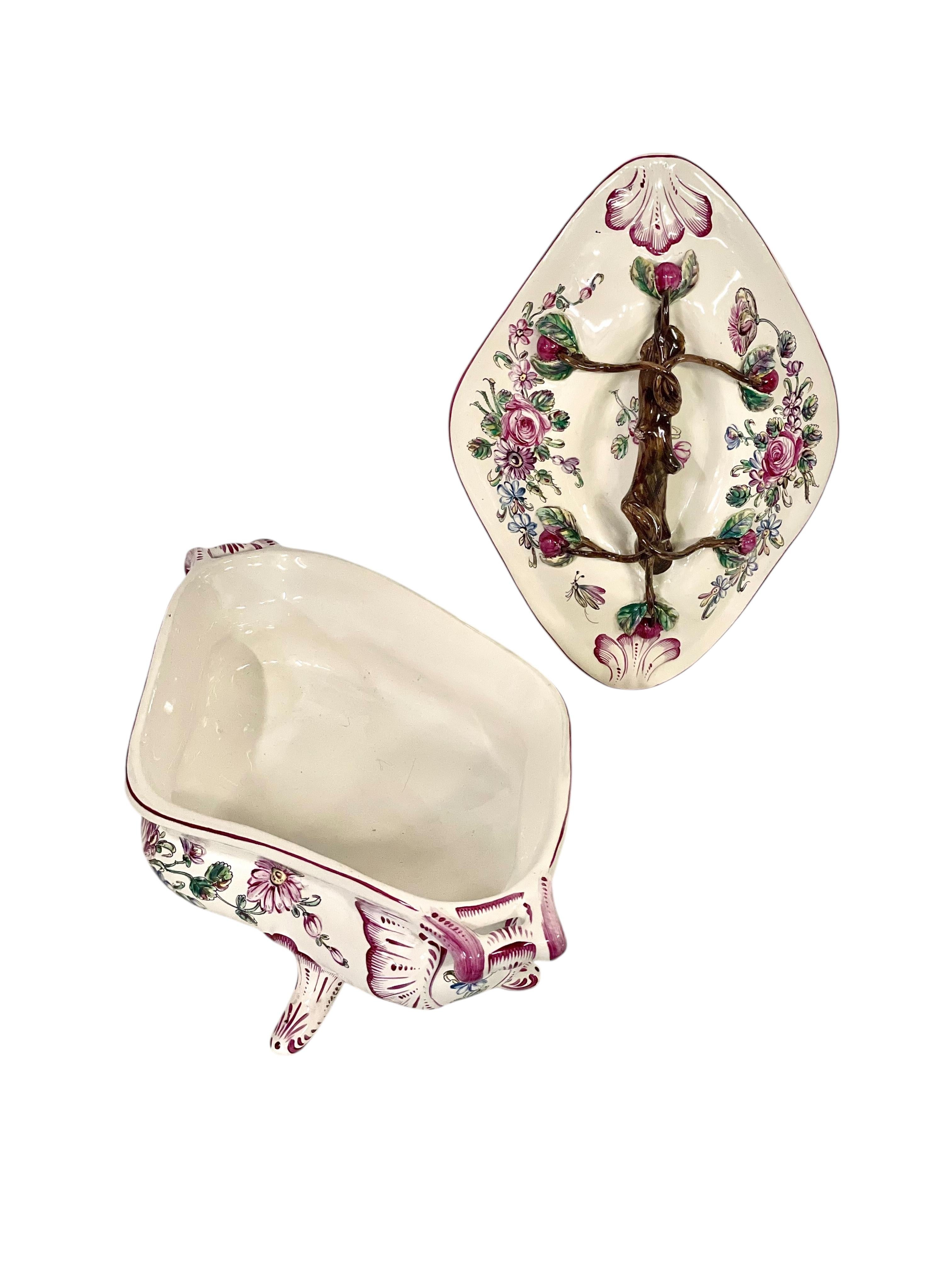 Sopera de loza del siglo XIX con tapa y plato, pintada a mano en venta 4