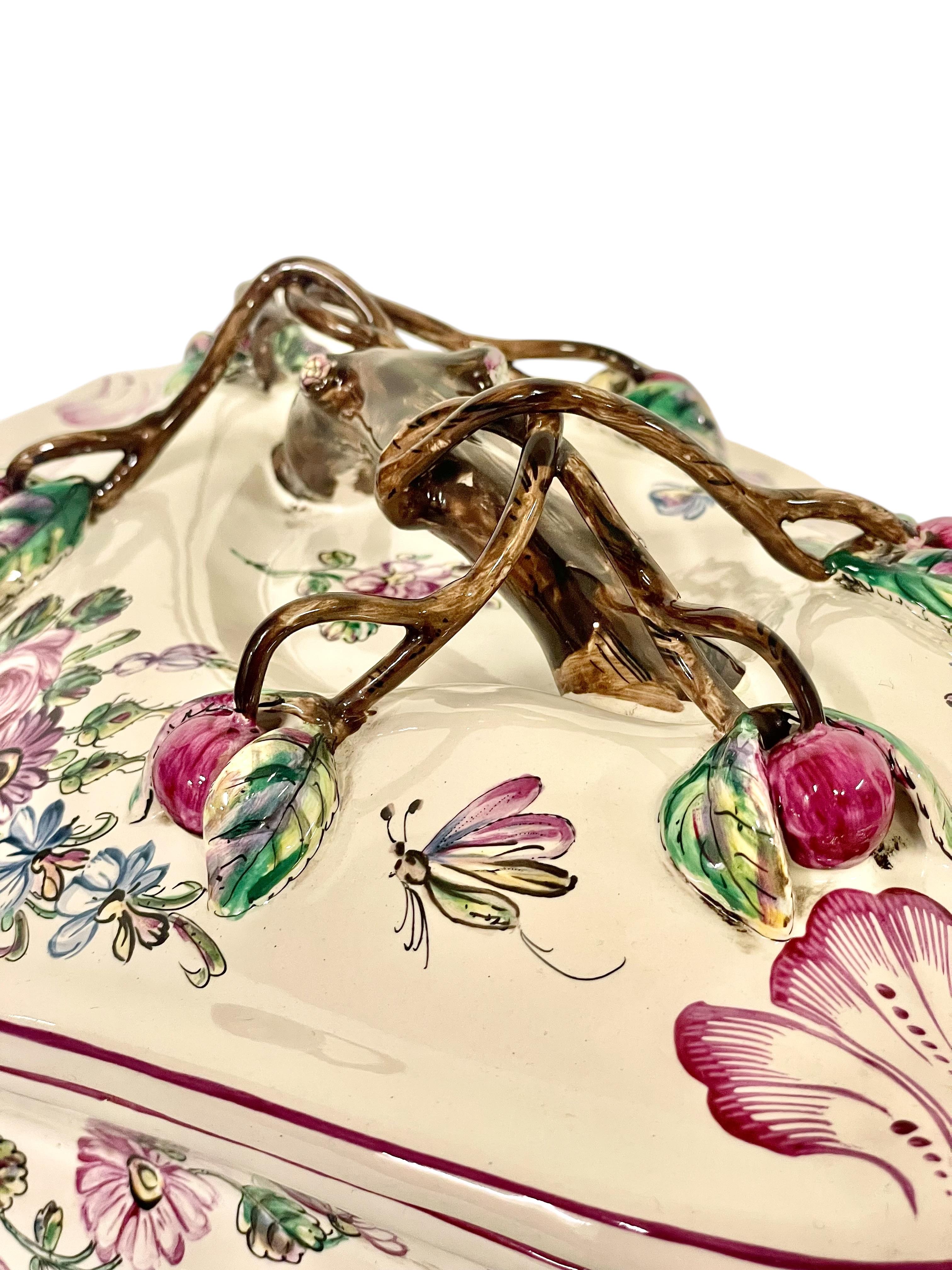 Sopera de loza del siglo XIX con tapa y plato, pintada a mano en venta 7