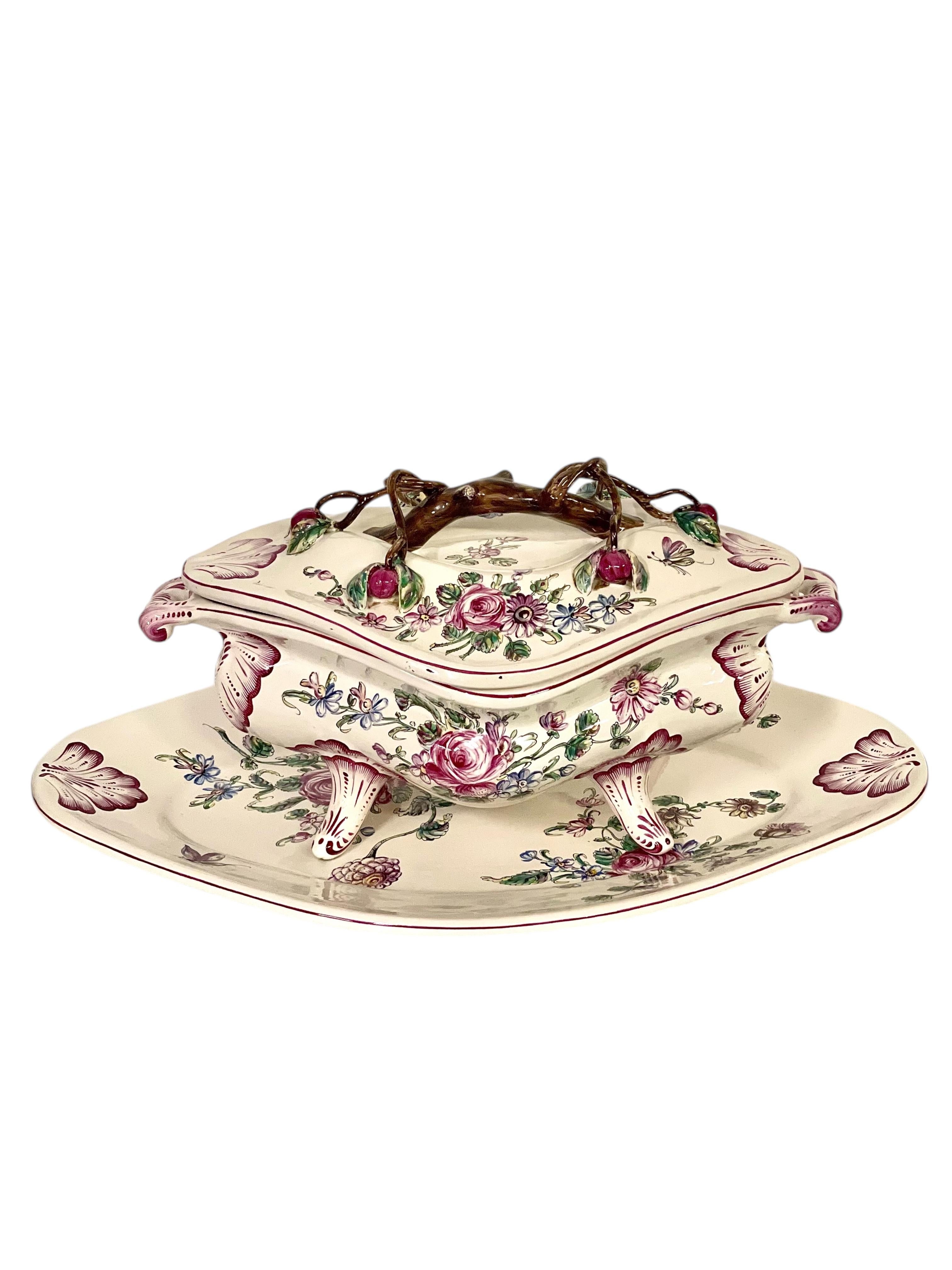 Sopera de loza del siglo XIX con tapa y plato, pintada a mano en venta 8