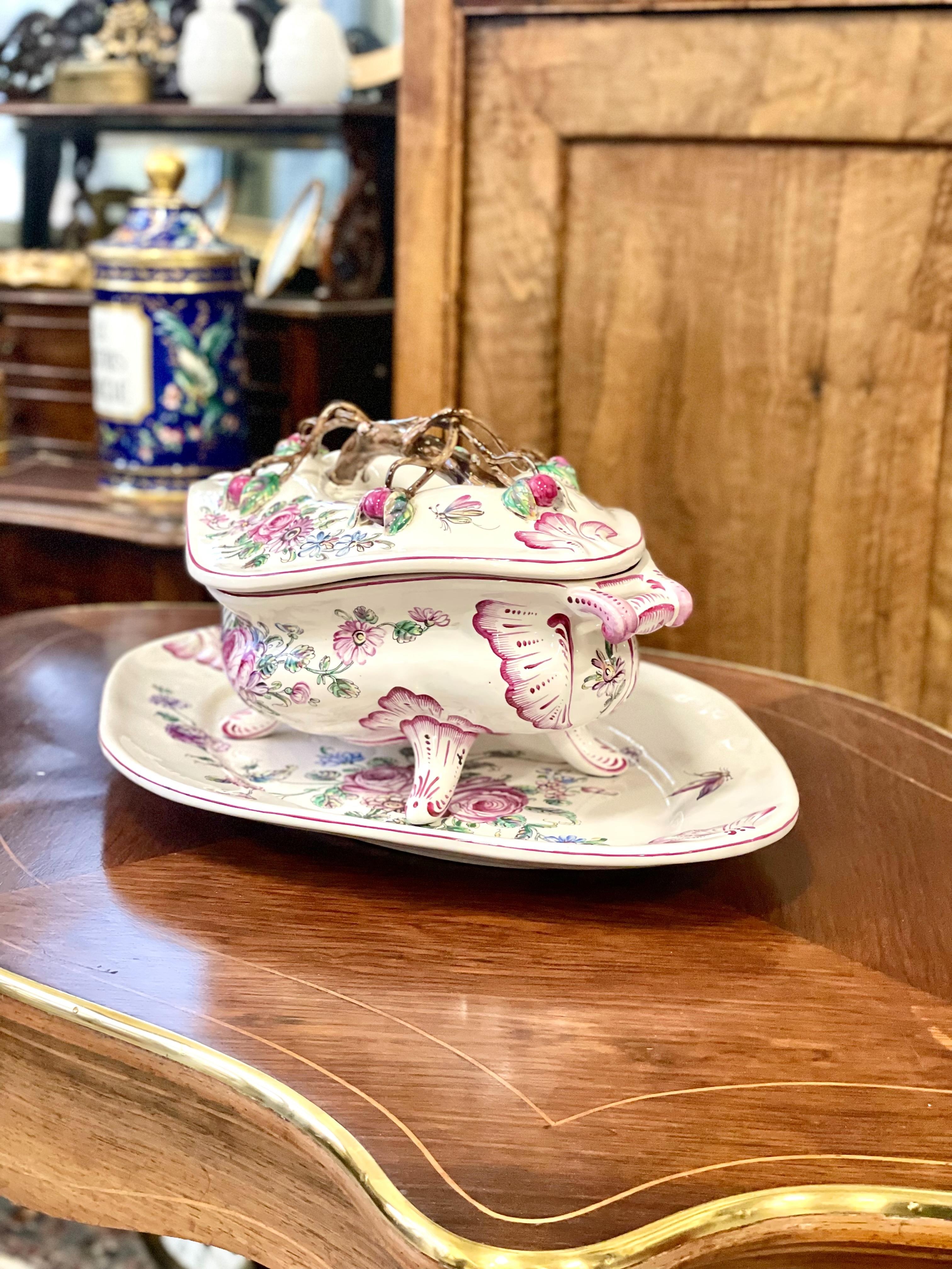 Sopera de loza del siglo XIX con tapa y plato, pintada a mano en venta 11