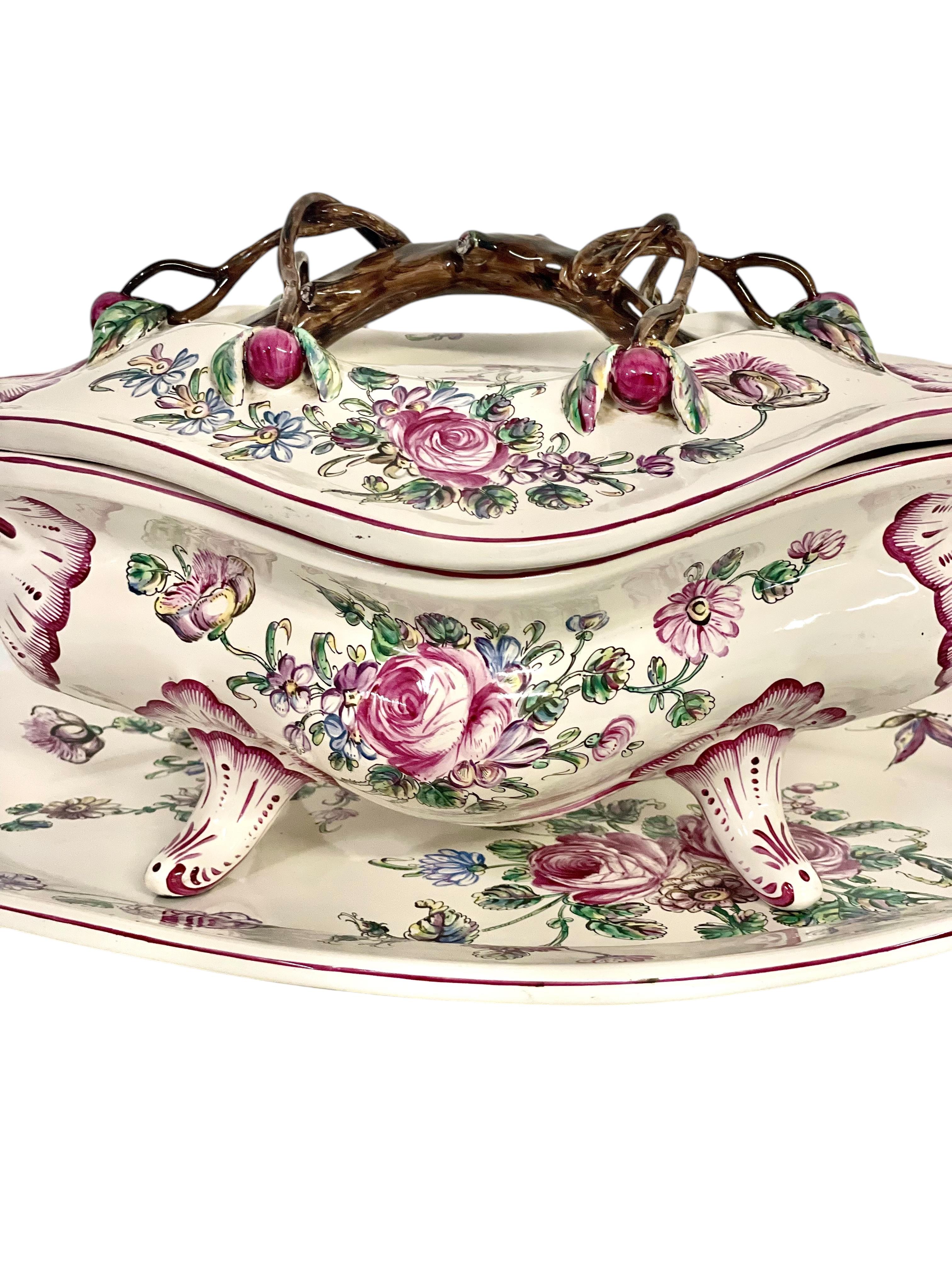 Esta impresionante sopera francesa antigua es una auténtica obra maestra de la artesanía de loza del siglo XIX. Completo con su tapa y bajoplato originales, el juego está ricamente adornado con motivos florales pintados a mano en delicados tonos
