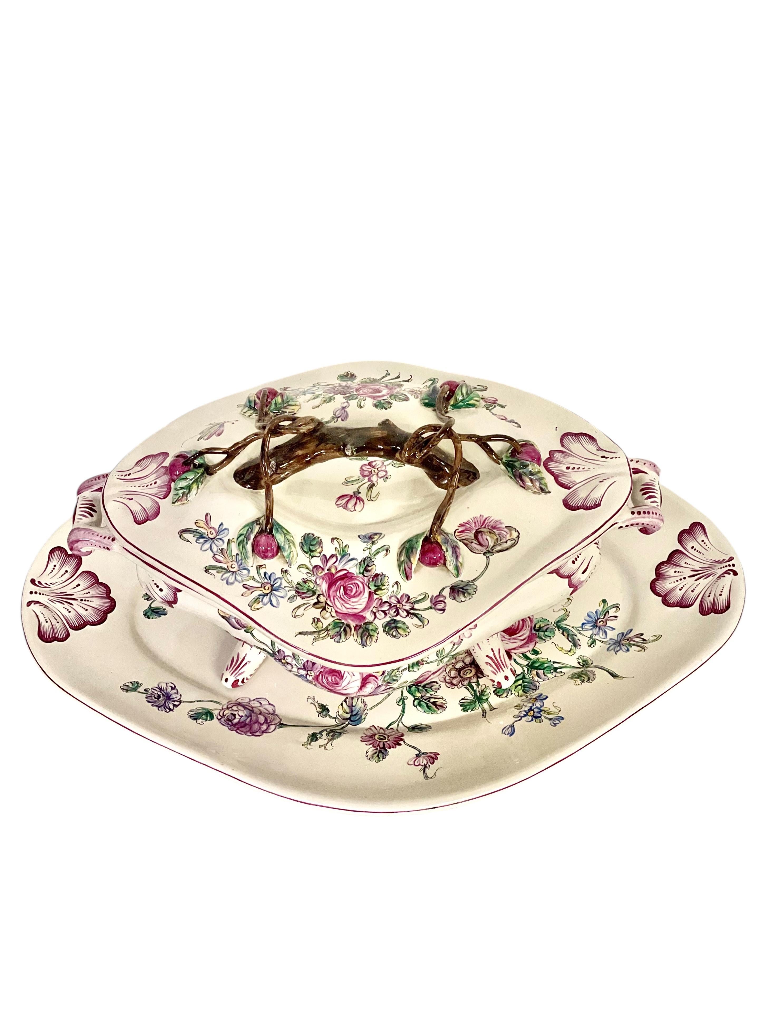 Sopera de loza del siglo XIX con tapa y plato, pintada a mano Francés en venta