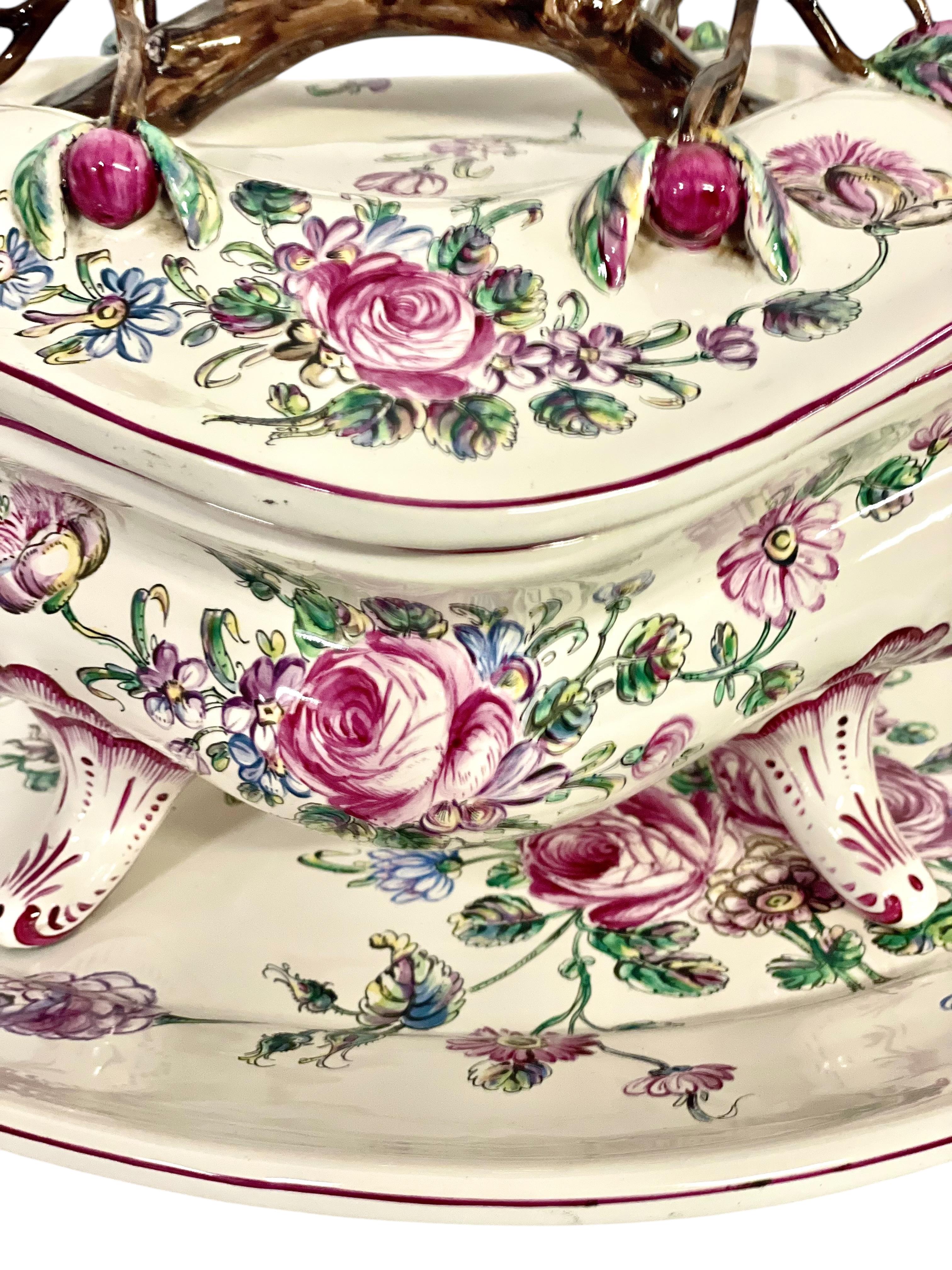 Sopera de loza del siglo XIX con tapa y plato, pintada a mano Pintado a mano en venta