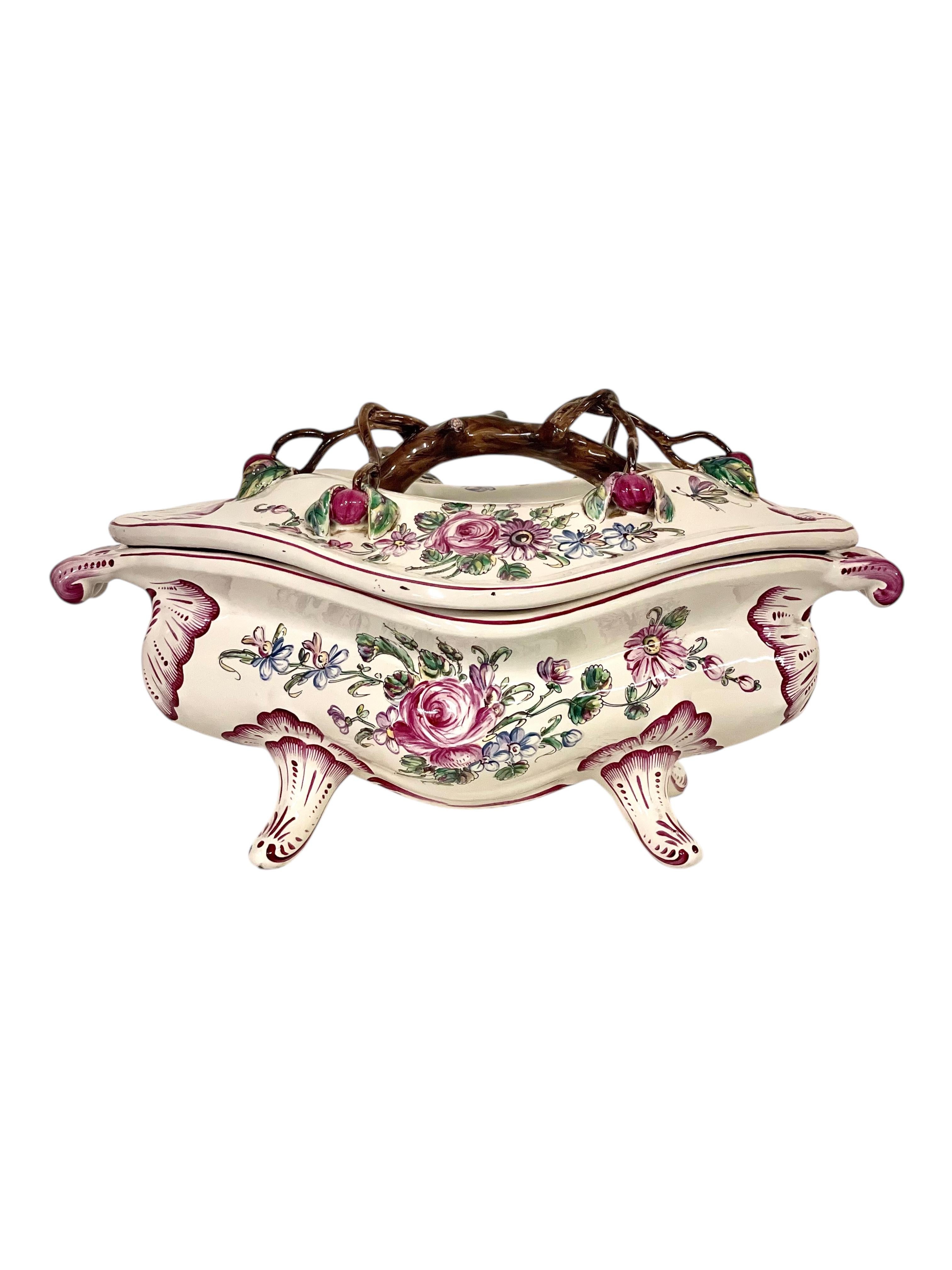 Sopera de loza del siglo XIX con tapa y plato, pintada a mano en Bueno estado para la venta en LA CIOTAT, FR