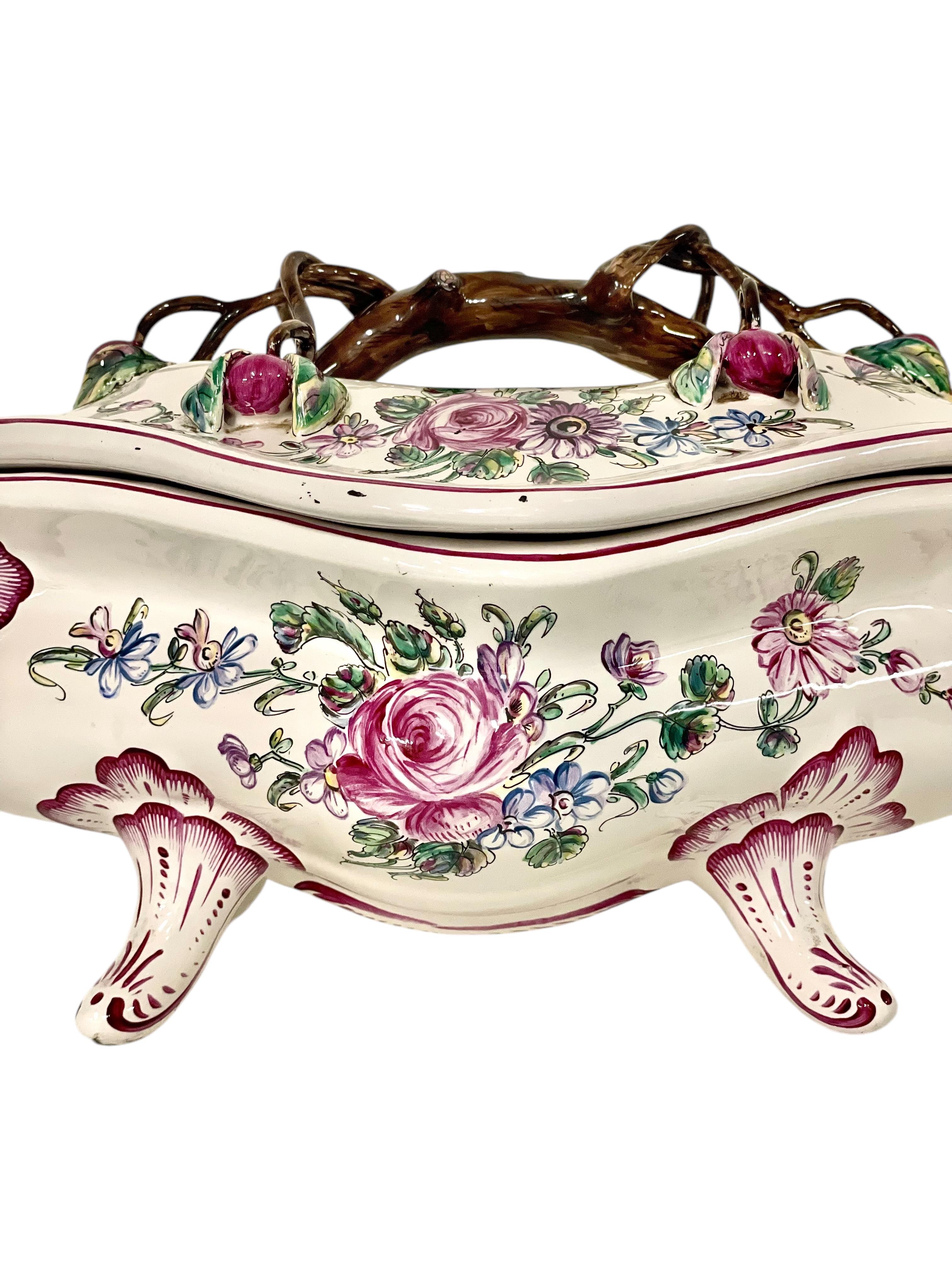 Sopera de loza del siglo XIX con tapa y plato, pintada a mano Cerámico en venta
