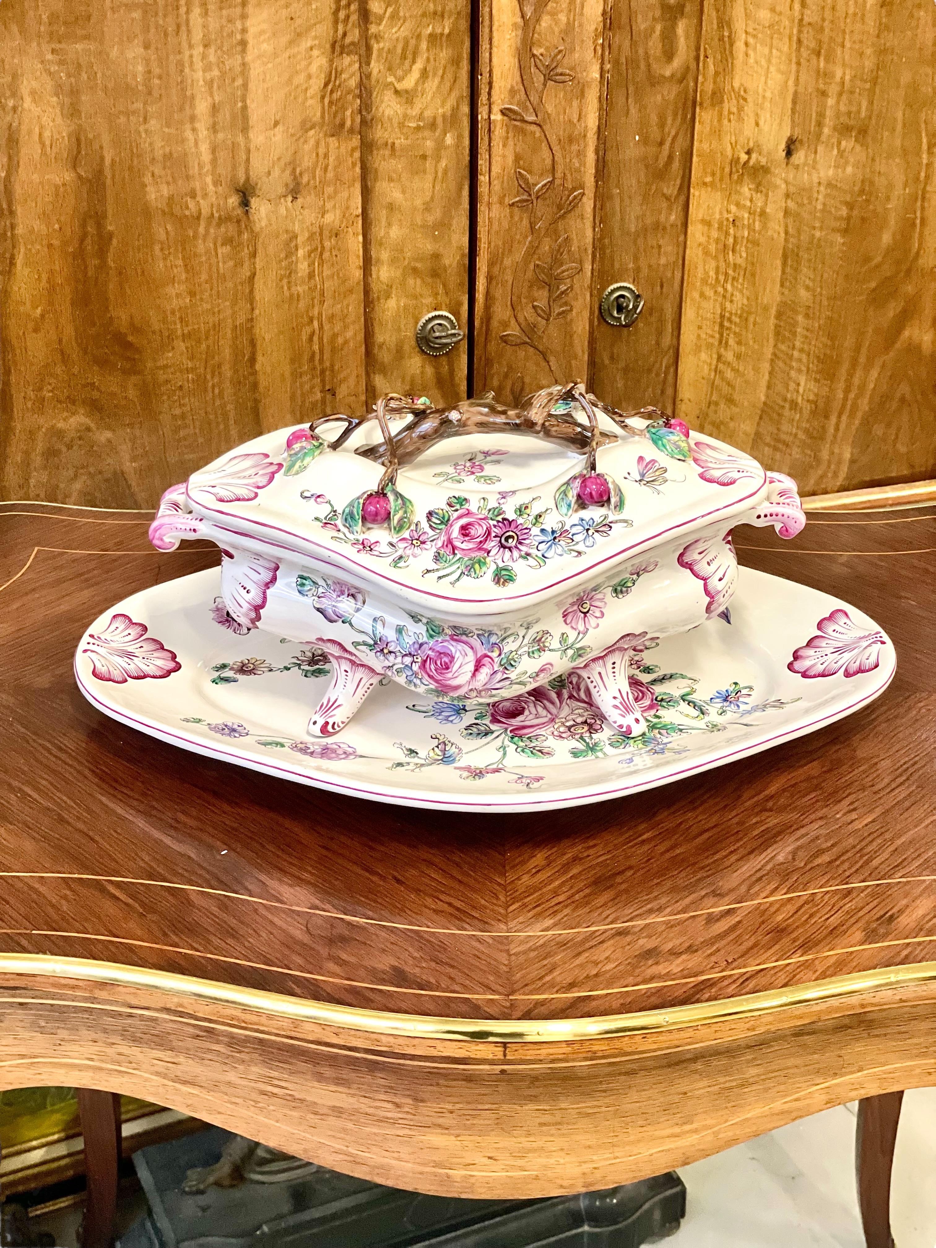 Sopera de loza del siglo XIX con tapa y plato, pintada a mano en venta 1