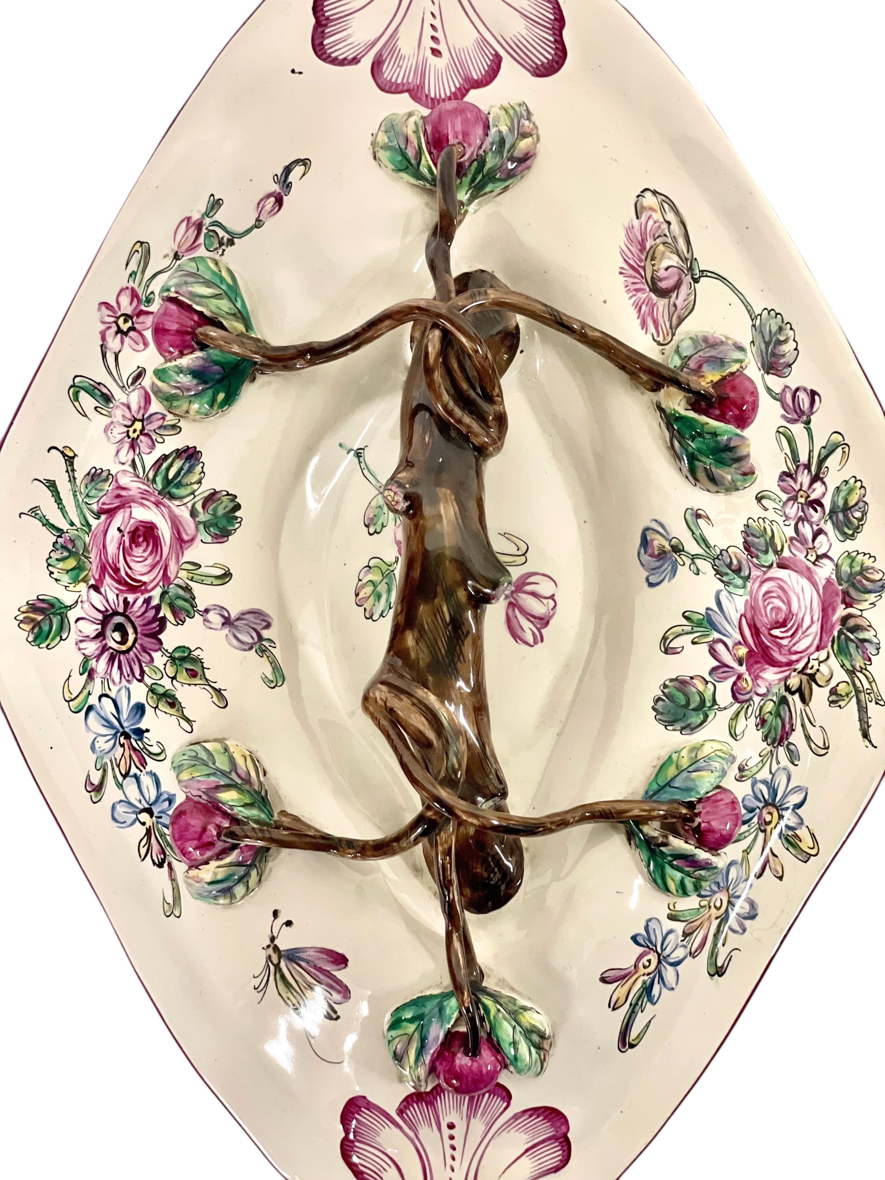 Sopera de loza del siglo XIX con tapa y plato, pintada a mano en venta 3