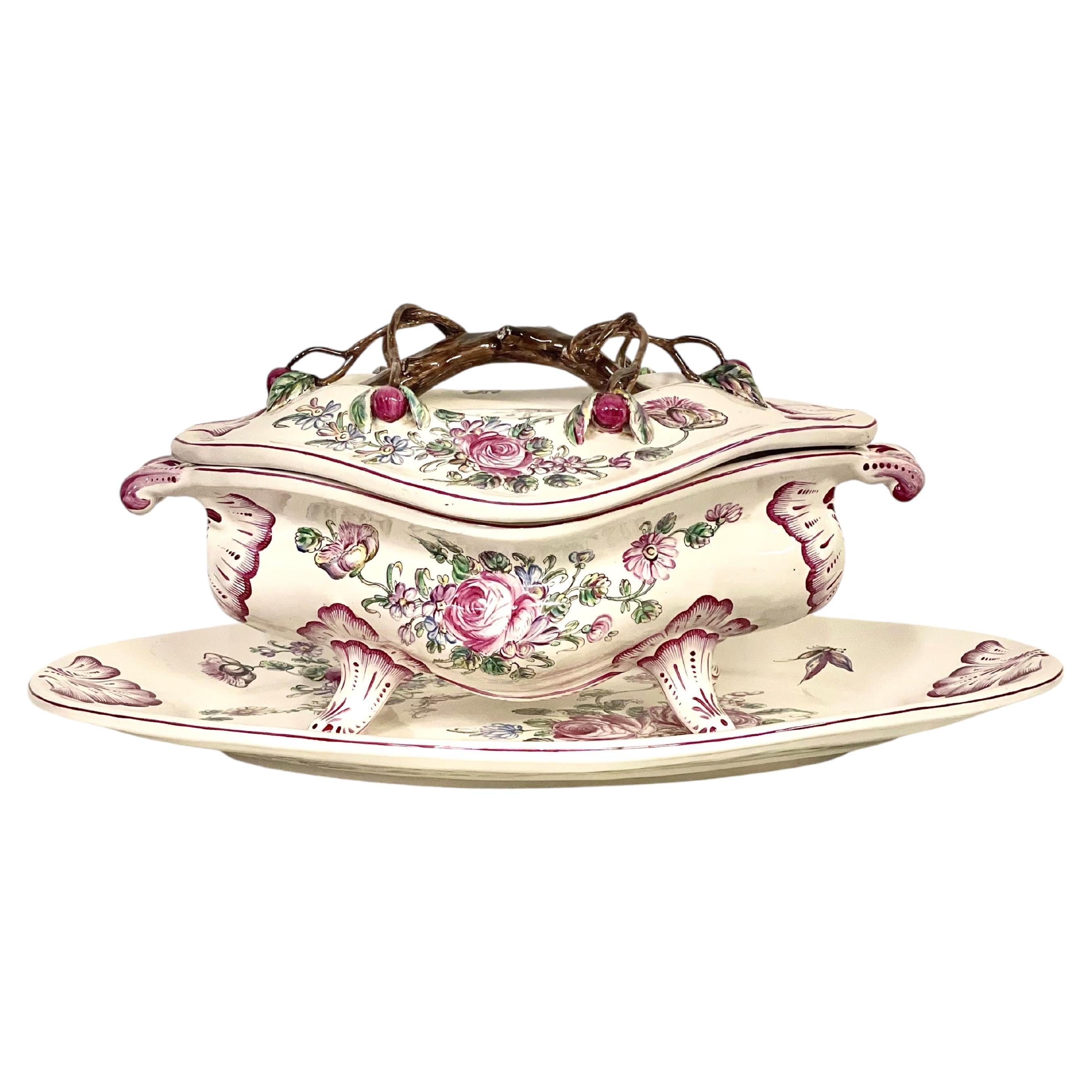Sopera de loza del siglo XIX con tapa y plato, pintada a mano en venta