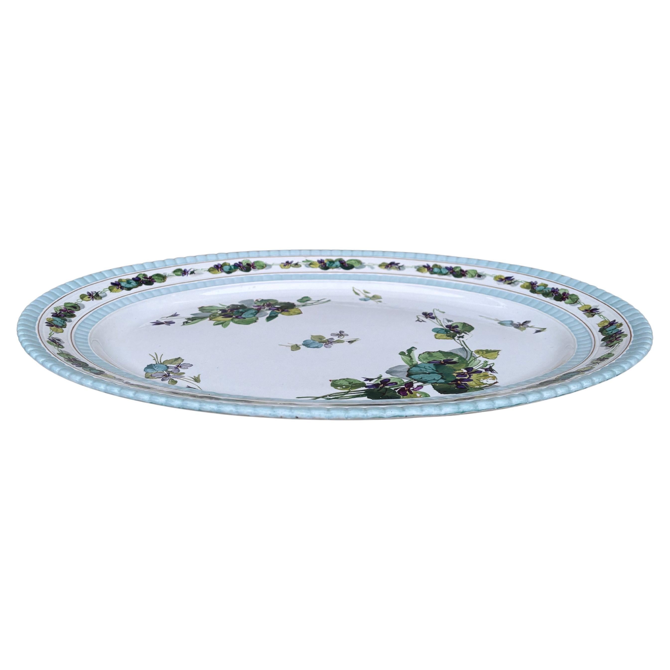 Große Fayence-Veilchen-Platte aus dem 19. Jahrhundert, signiert Hippolyte Boulenger Choisy-le-Roi.
17,5 x 13 Zoll.
  
