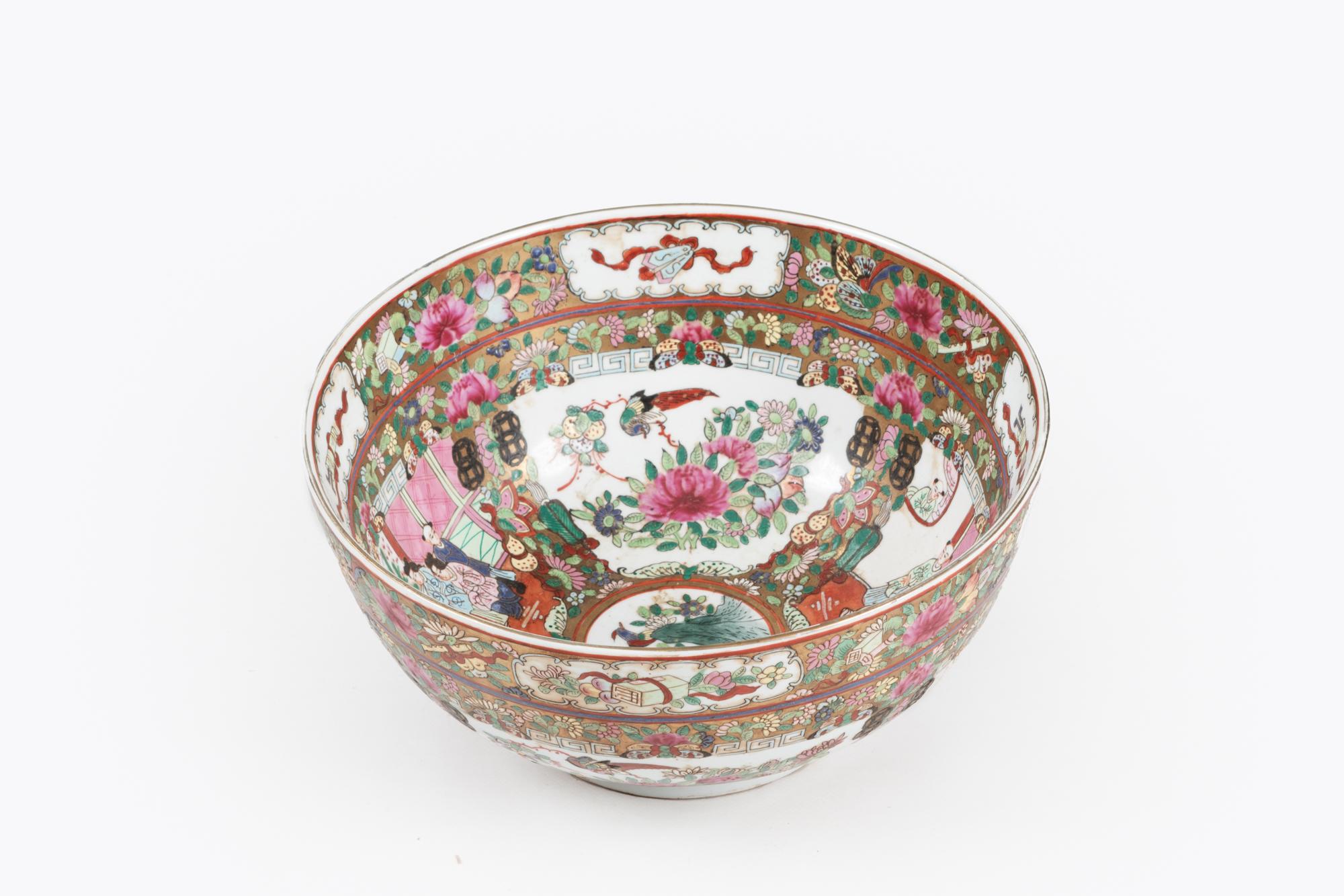 chinesische Famille-Rose-Porzellanschale aus der Qing-Dynastie, 19. Reichlich dekoriert Wunsch chinesischen höfischen Szenen, Blumen und Vögel.