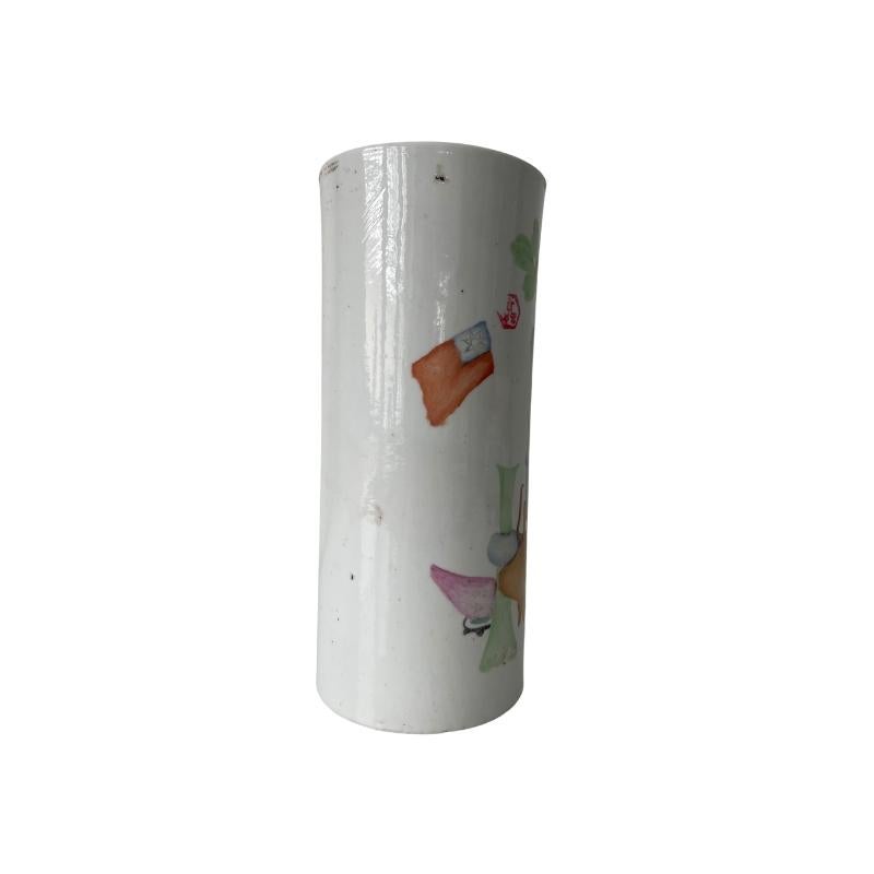Siglo XIX Dinastía Qing China Famille Rose Hat Stand o Brush Pot con marcas en la parte inferior - Las letras dicen 771 Fuego Dos - que es más probable que sea una nota de su creación del estudio de donde se hizo. el diseño es colorido y Floral con