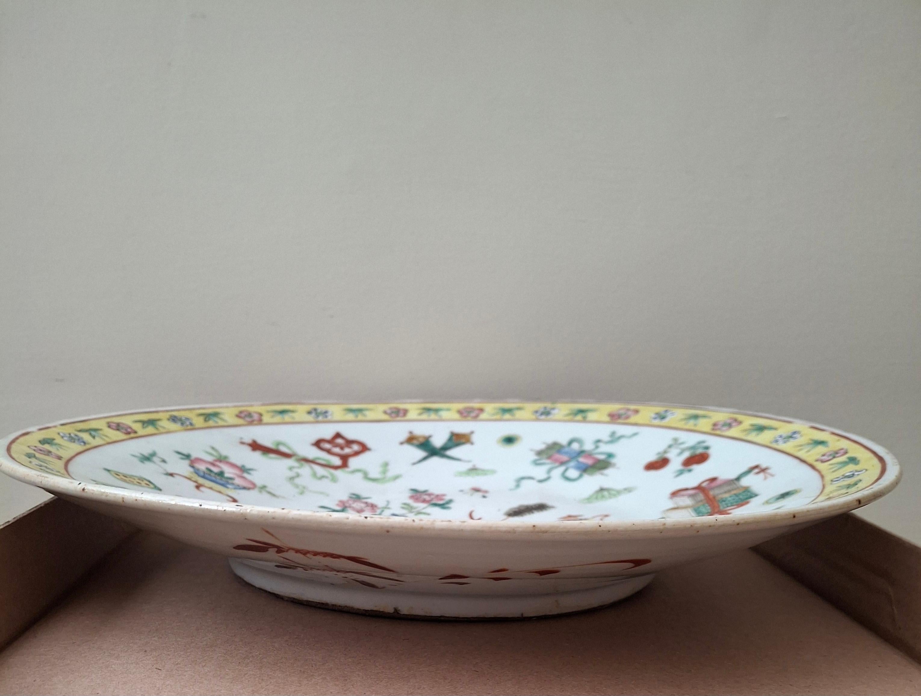 Assiette en porcelaine Famille Rose du 19ème siècle peinte à la main / décorée 

