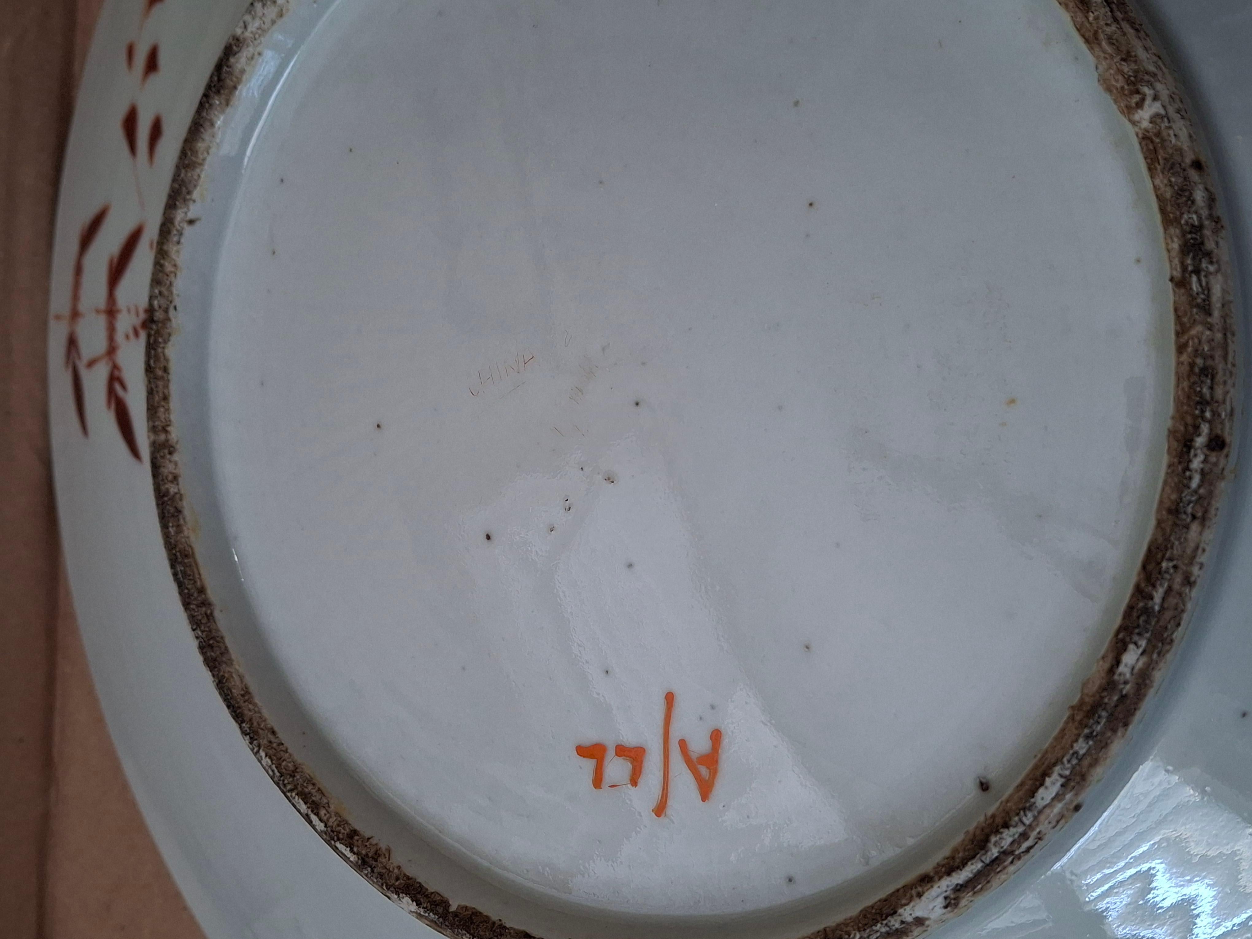 XIXe siècle Assiette en porcelaine Famille Rose du 19ème siècle peinte à la main / décorée en vente