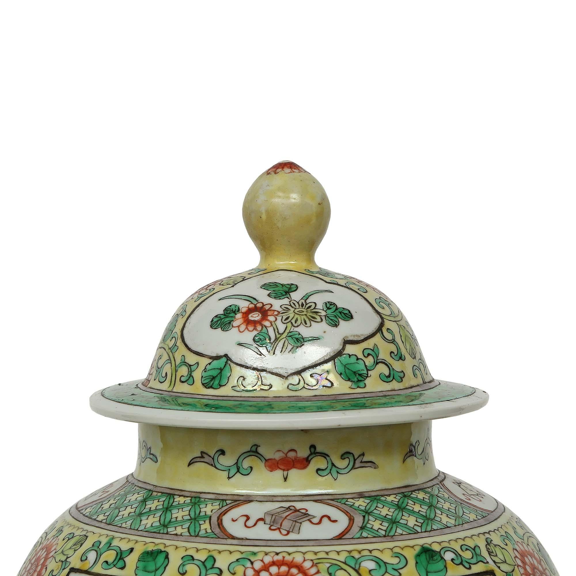 19th Century Famille Verte Chinese Porcelain Lidded Urn In Good Condition For Sale In West Palm Beach, FL