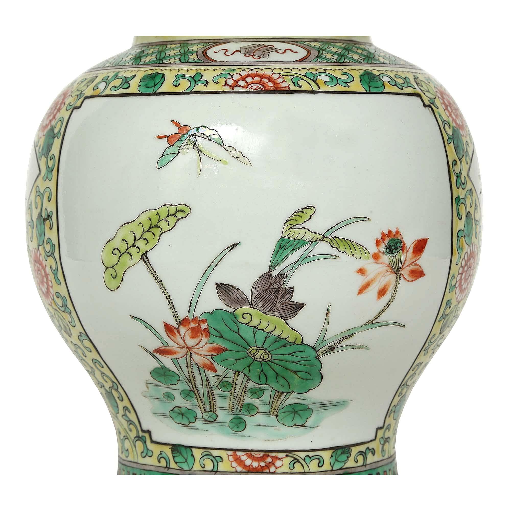 Famille Verte Chinesische Porzellanurne mit Deckel aus dem 19. Jahrhundert (Goldbronze) im Angebot