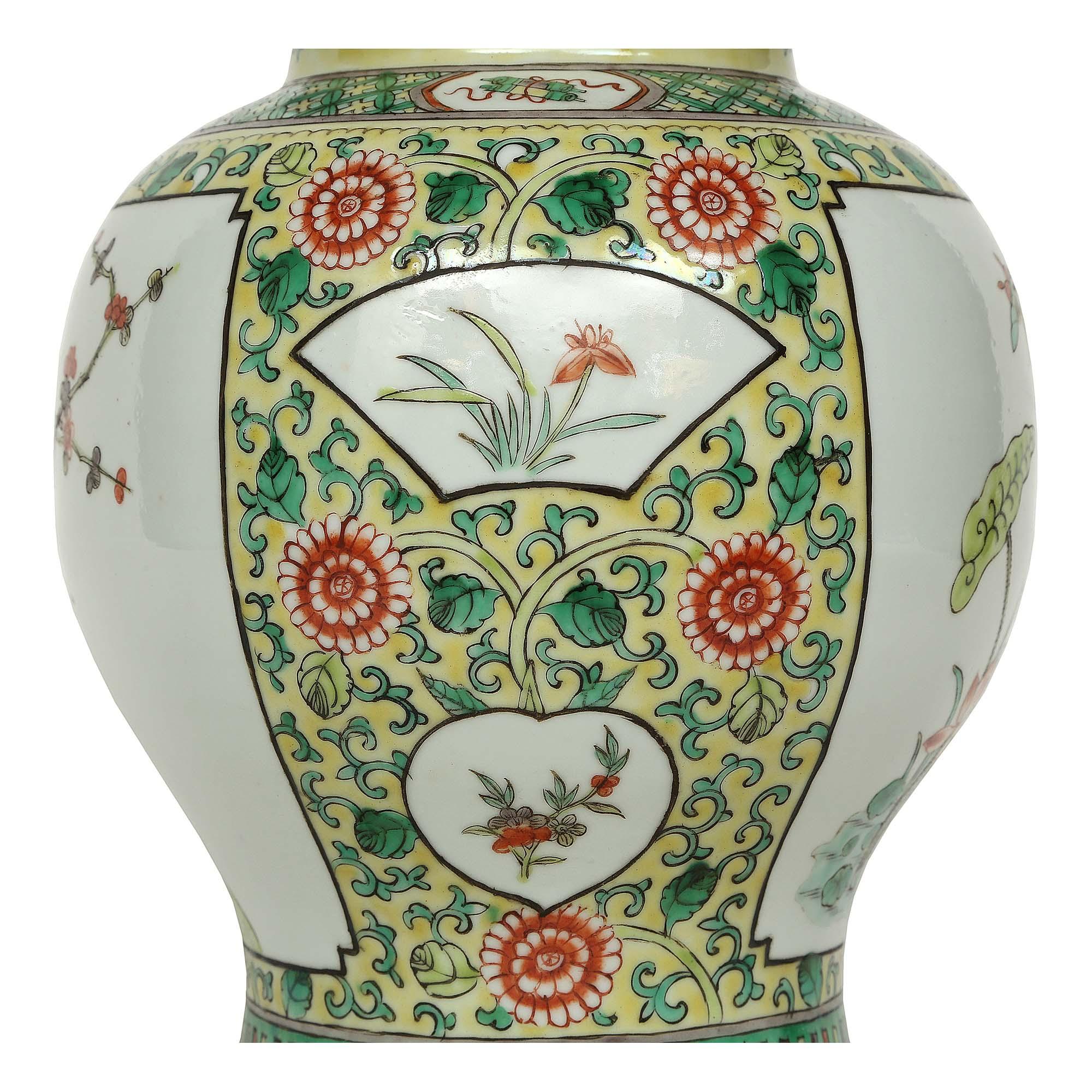 19th Century Famille Verte Chinese Porcelain Lidded Urn For Sale 1