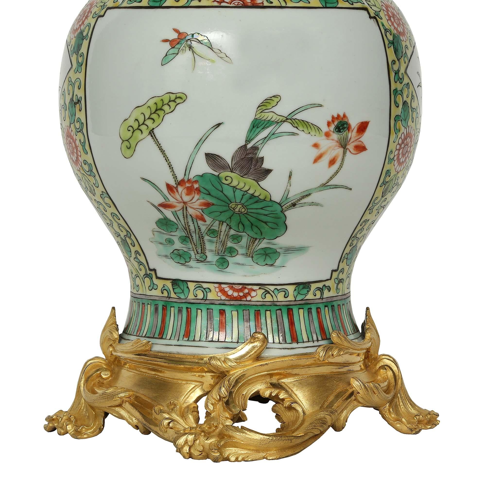 19th Century Famille Verte Chinese Porcelain Lidded Urn For Sale 2