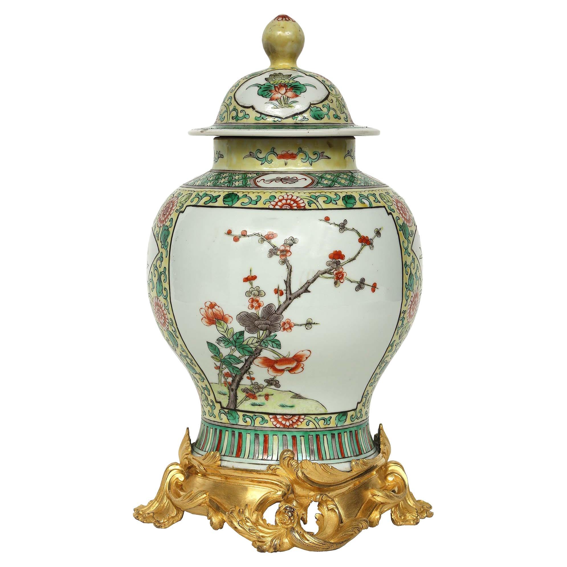 Famille Verte Chinesische Porzellanurne mit Deckel aus dem 19. Jahrhundert