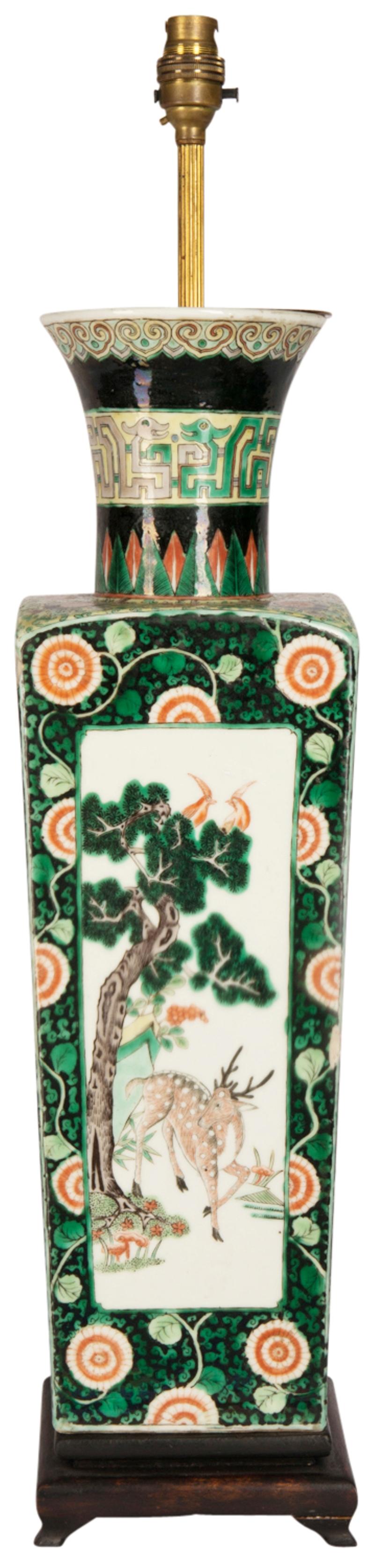 Jarrón o lámpara de porcelana china Famille Verte del siglo XIX, de buena calidad. Presenta el clásico fondo verde y negro, con decoración de roleos foliados y paneles pintados con aves y flores exóticas. Convertida en lámpara.