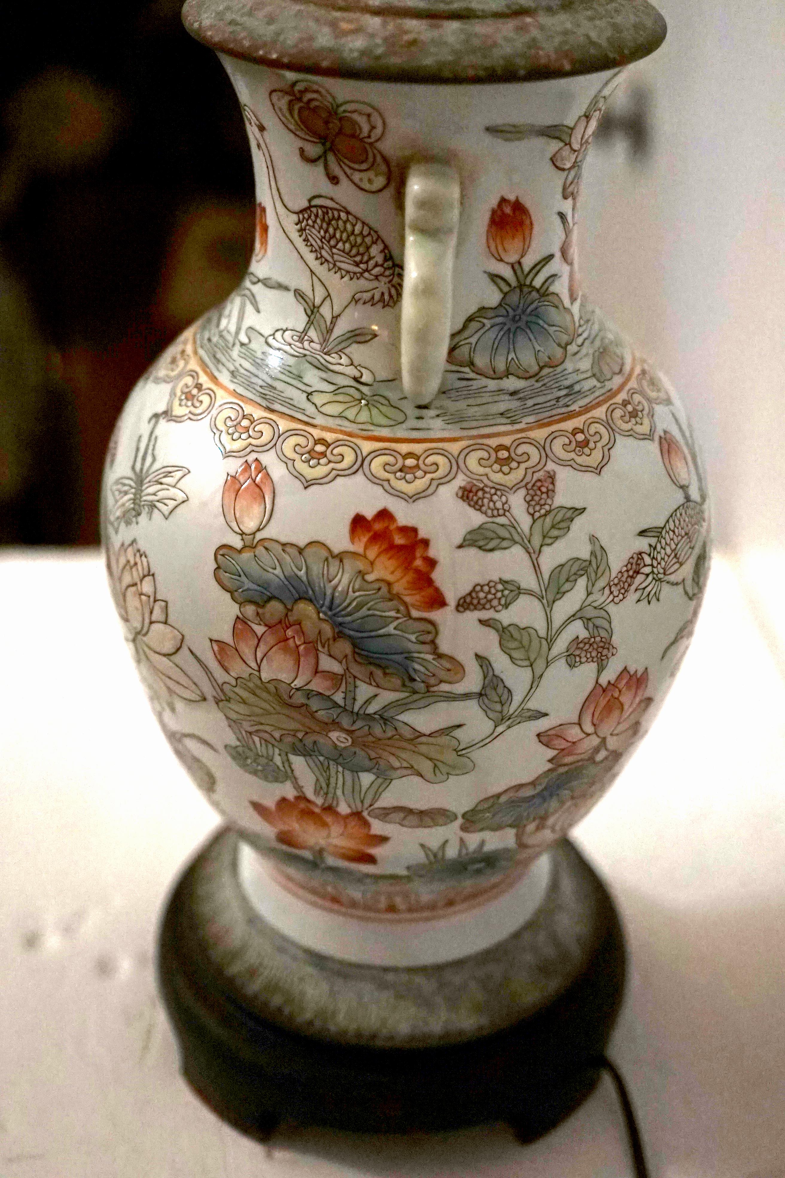 Grande lampe à vase convertible Famille Verte du 19ème siècle sur fond blanc, inhabituelle  en vente 3