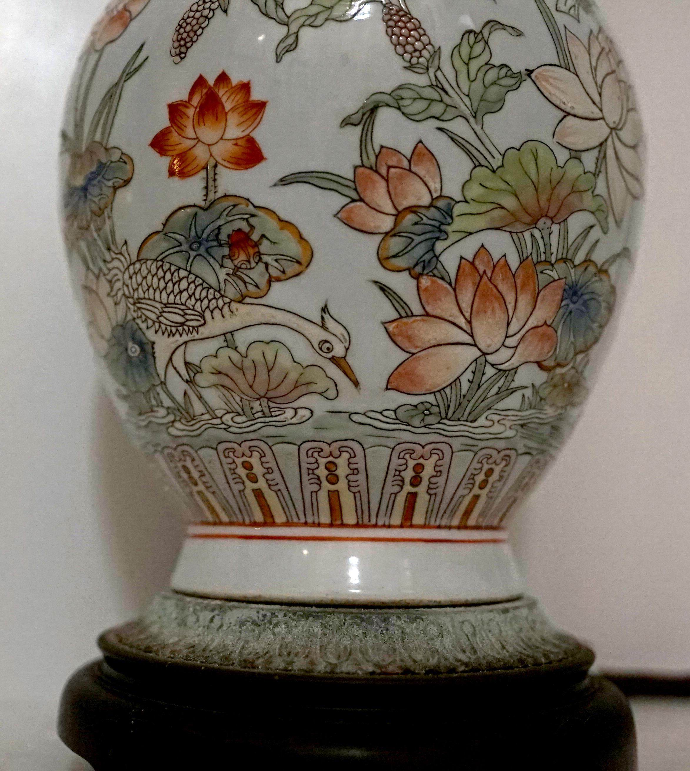 Grande lampe à vase convertible Famille Verte du 19ème siècle sur fond blanc, inhabituelle  en vente 5