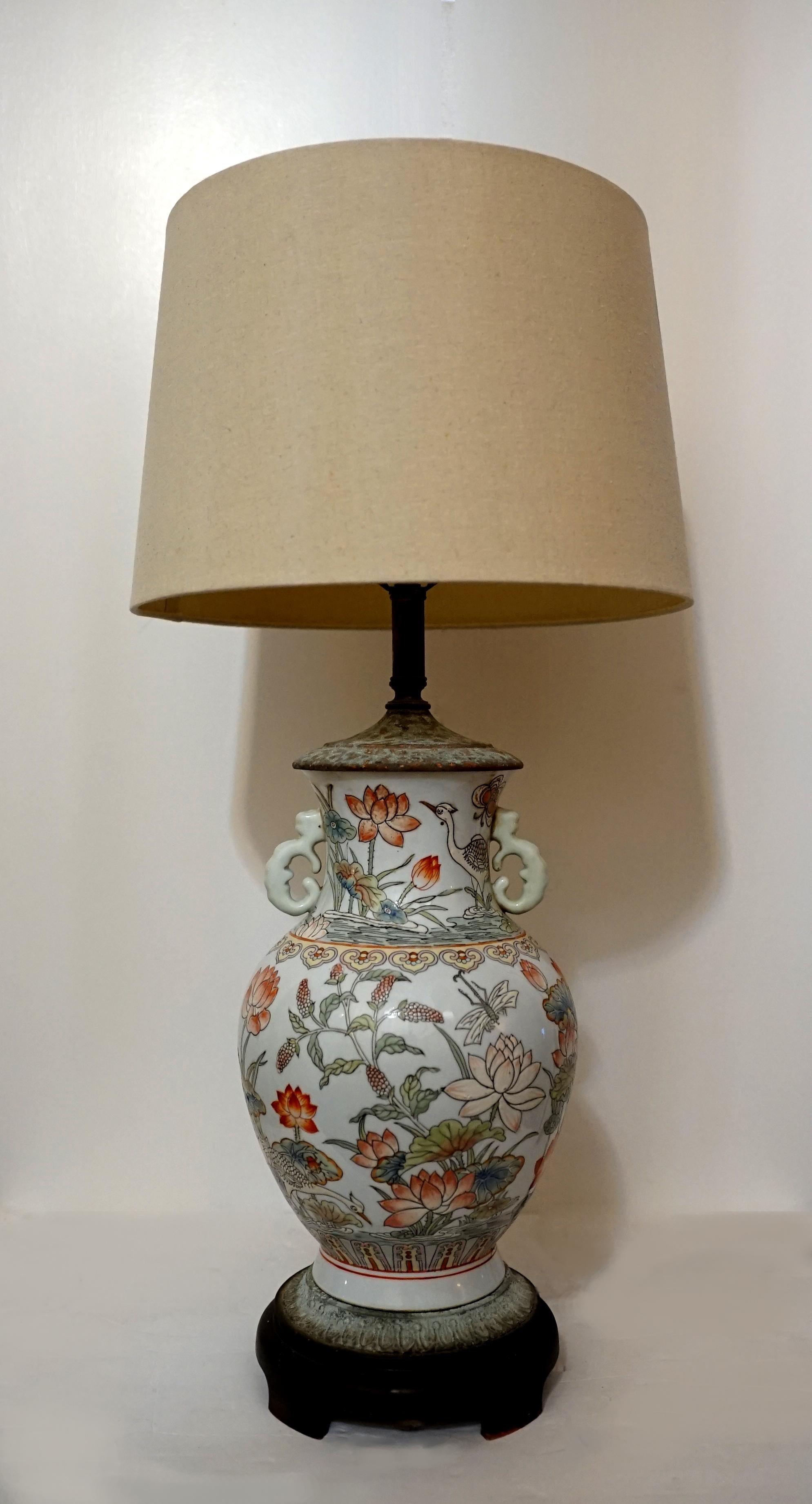 Grande lampe à vase convertible Famille Verte du 19ème siècle sur fond blanc, inhabituelle  en vente 7