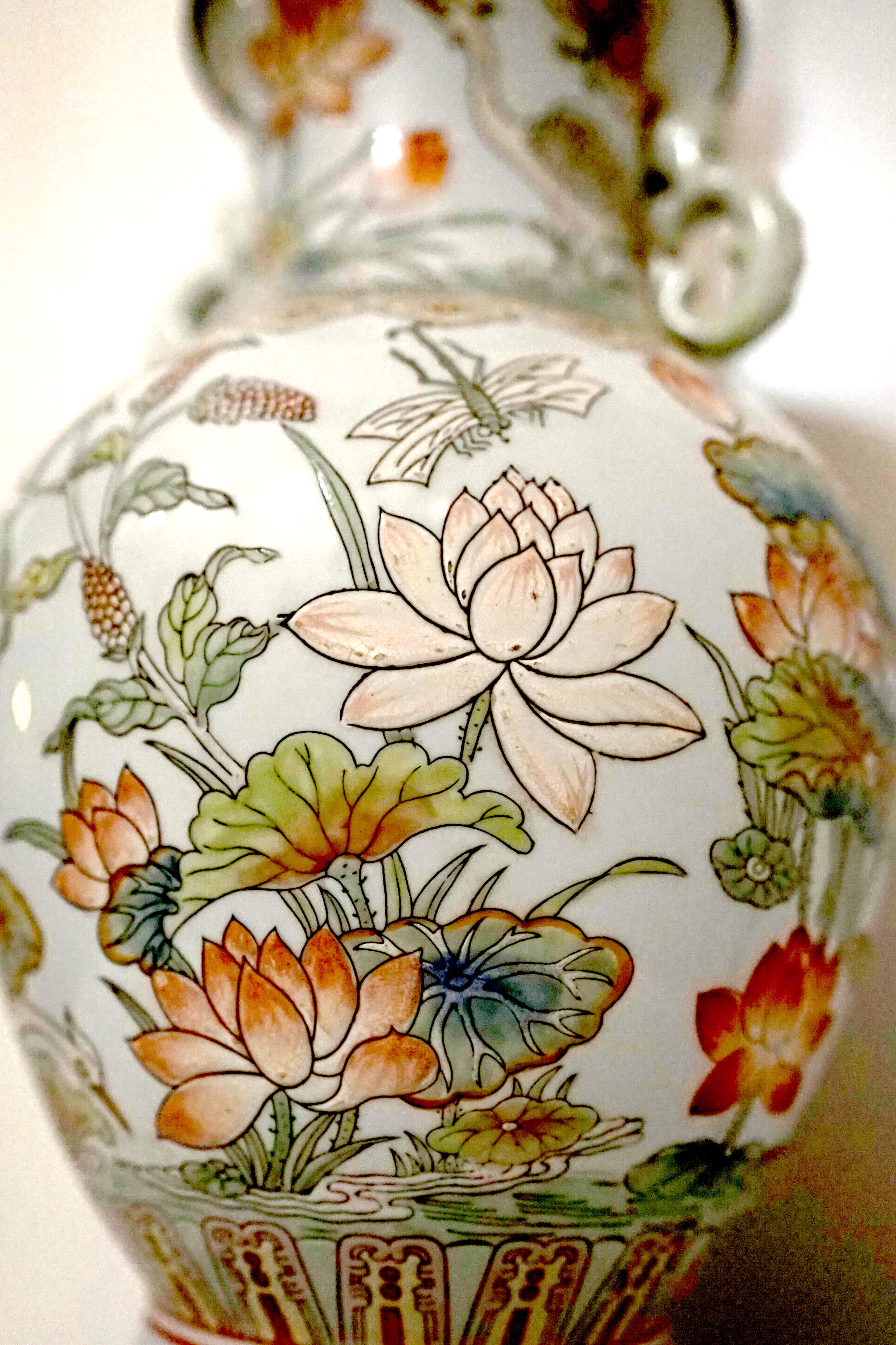 Famille Verte-Vasenlampe des 19. Jahrhunderts, Konversion auf weißem Grund, ungewöhnlich (Chinesisch) im Angebot