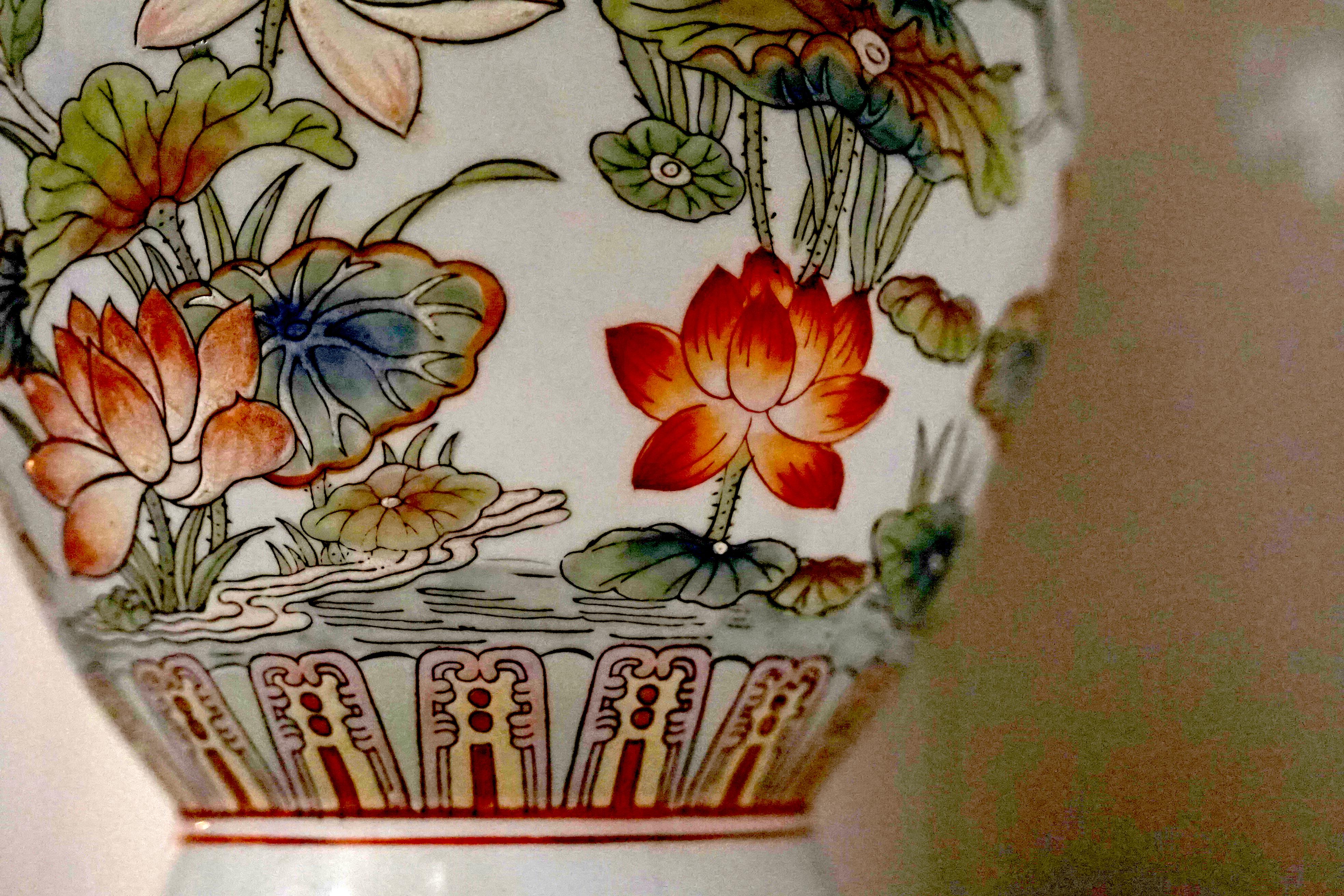 Porcelaine Grande lampe à vase convertible Famille Verte du 19ème siècle sur fond blanc, inhabituelle  en vente