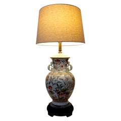 Famille Verte-Vasenlampe des 19. Jahrhunderts, Konversion auf weißem Grund, ungewöhnlich