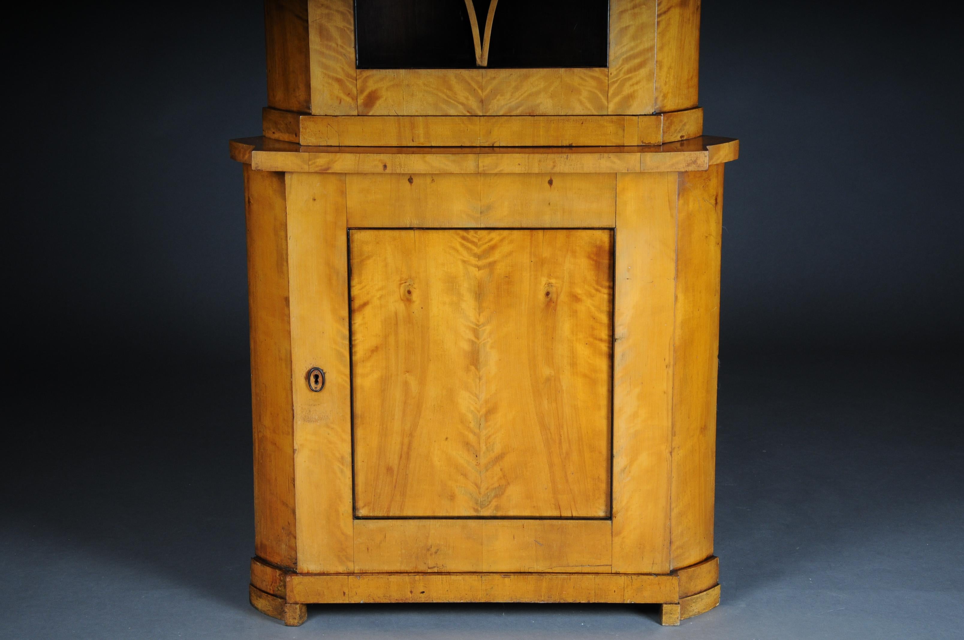19th century Fancy Biedermeier corner cupboard, showcase, birch

Softwood birch solid, partially veneered and ebonized. Fancy shape. Showcase with rung glazing. Closed base cabinet. Both doors lockable. Multiple structure with a so-called Schinkel