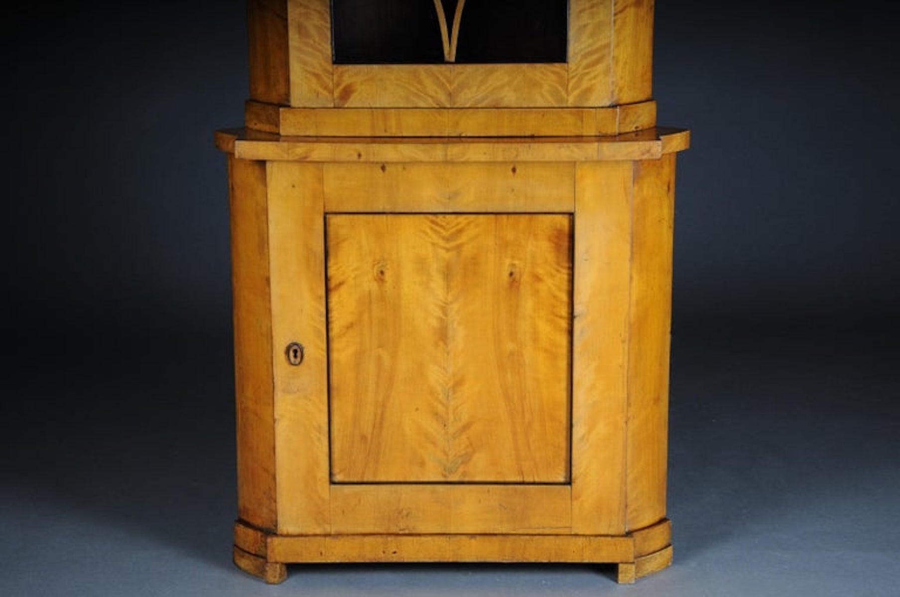 19. Jahrhundert Fancy Biedermeier Eckschrank, Vitrine, Birke

Weichholz Birke massiv, teilfurniert und ebonisiert. Ausgefallene Form. Vitrine mit Sprossenverglasung. Geschlossener Unterschrank. Beide Türen sind abschließbar. Mehrstöckiges Gebäude