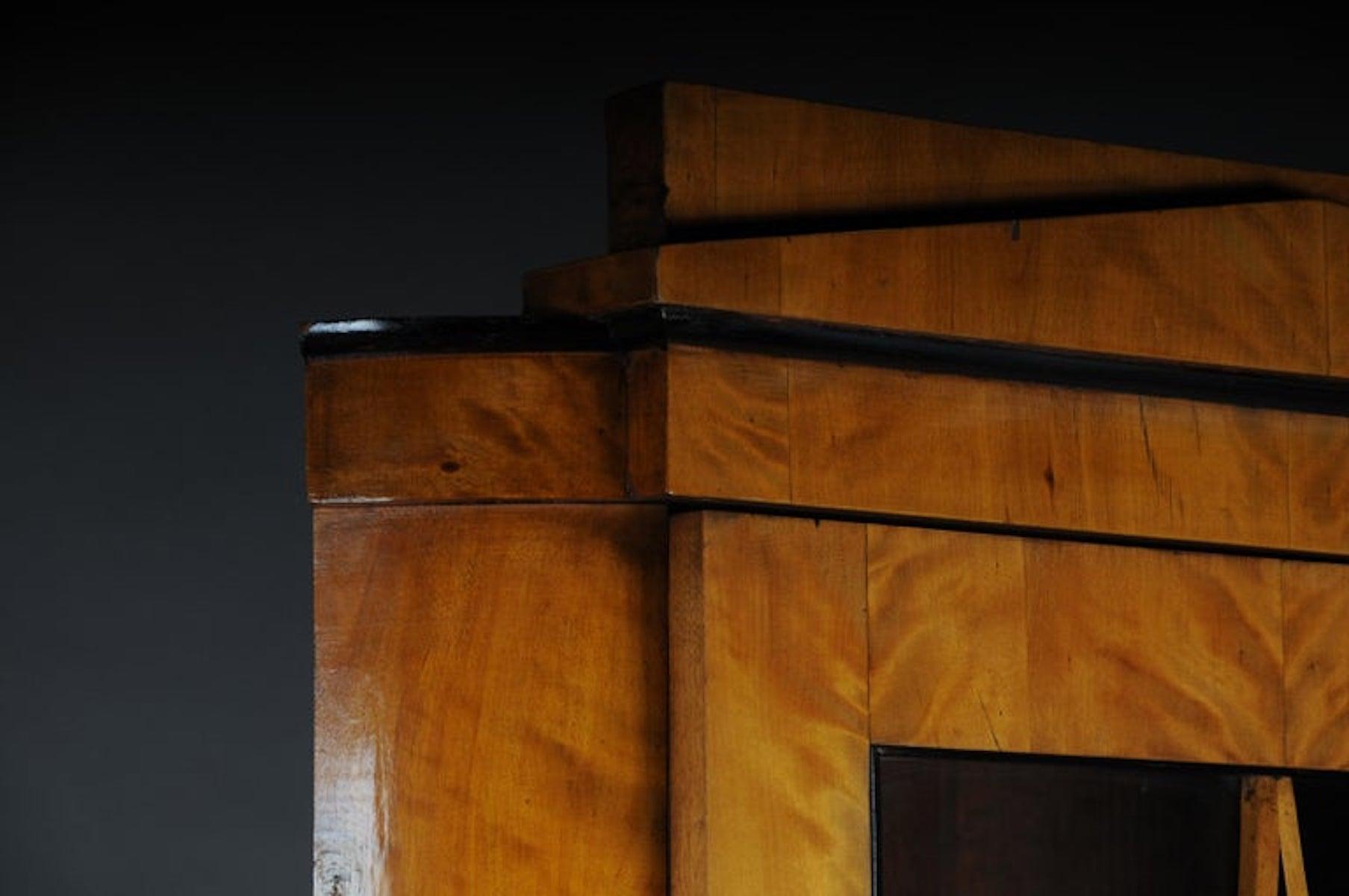 Fancy Biedermeier-Eckschrank aus dem 19. Jahrhundert, Vitrine, Birke im Zustand „Gut“ in Berlin, DE