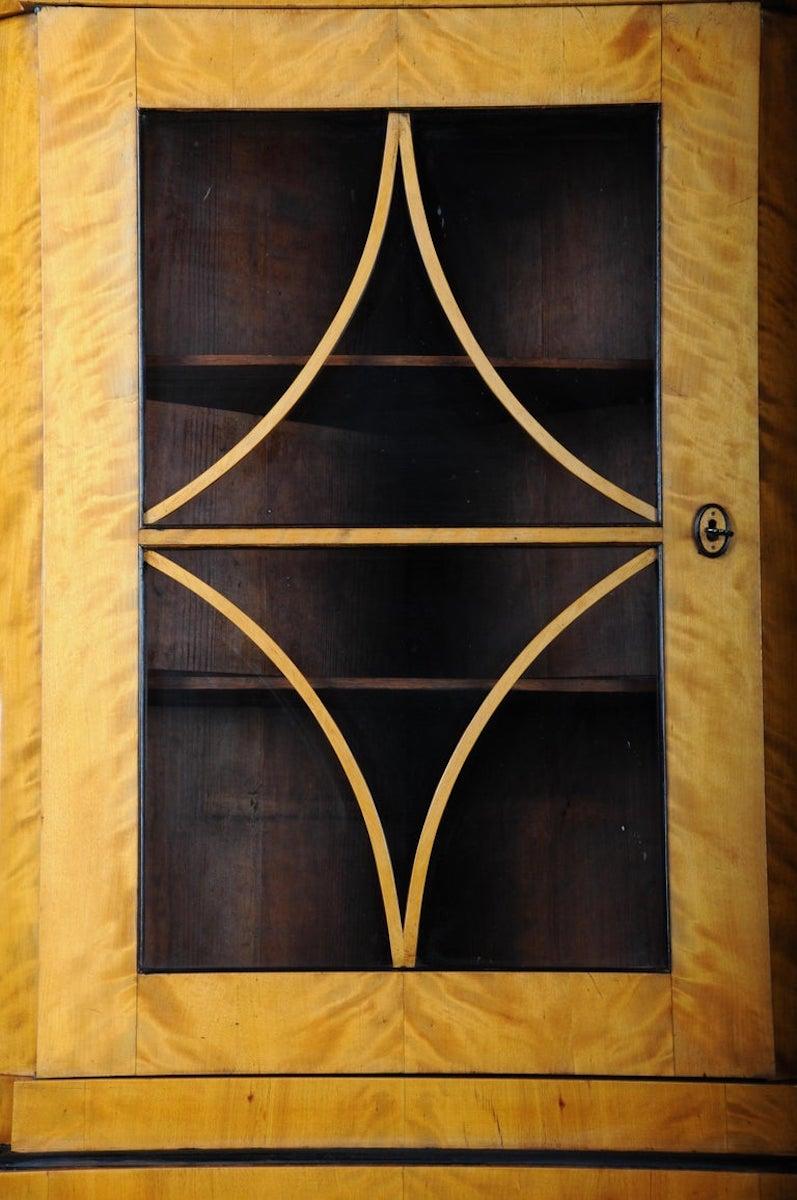 Fancy Biedermeier-Eckschrank aus dem 19. Jahrhundert, Vitrine, Birke 4
