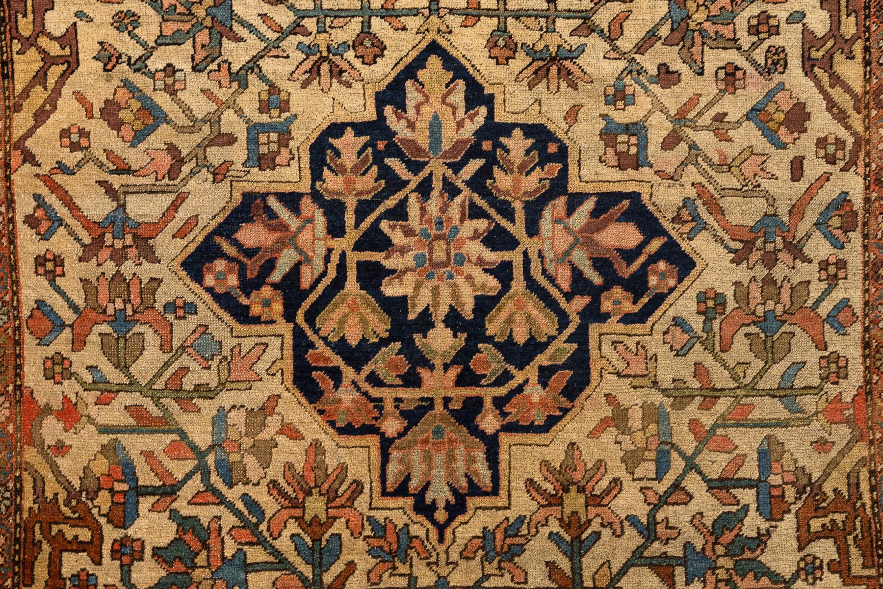 Dieser Farahan-Sarouk-Teppich aus dem 19. Jahrhundert präsentiert ein wunderschön komponiertes Design, das durch sein elfenbeinfarbenes Feld, das Medaillon in tiefem Indigo und die warmen Akzente in Rost und Braun bestimmt wird. Sein elegantes,