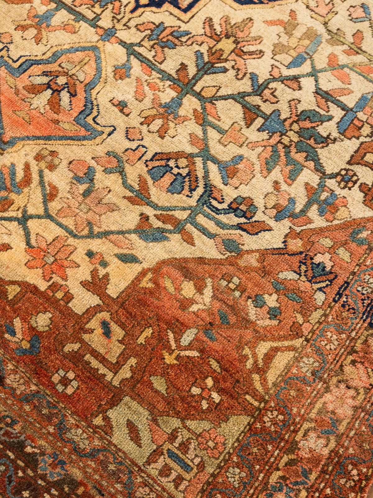 Farahan Sarouk-Teppich aus Elfenbein, Indigo und rostfarbener Wolle aus dem 19. (Handgeknüpft) im Angebot