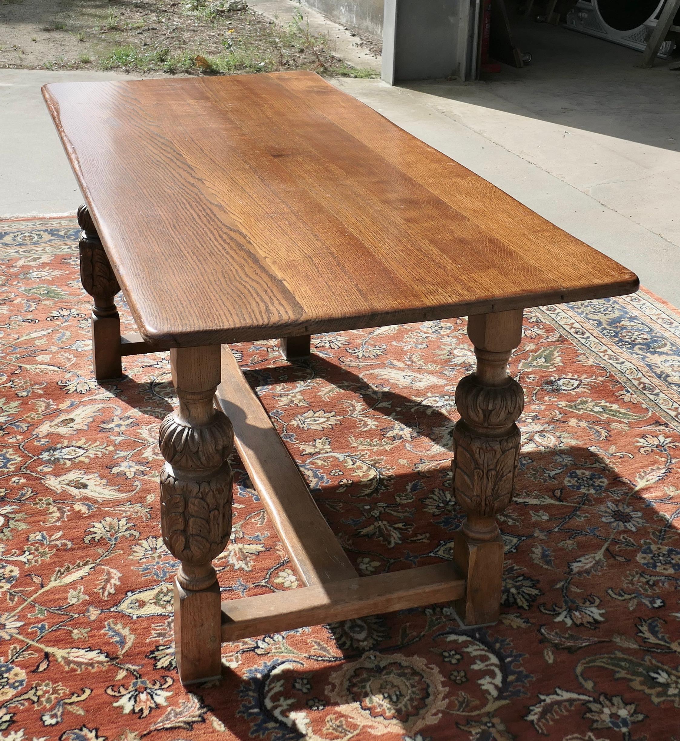 Table de réfectoire gothique en chêne de ferme du 19ème siècle  

 Il s'agit d'une grande pièce, fabriquée en chêne massif. La table a de solides pieds bulbeux en chêne sculpté de 6 pouces et un plateau en chêne massif. Elle peut accueillir 8