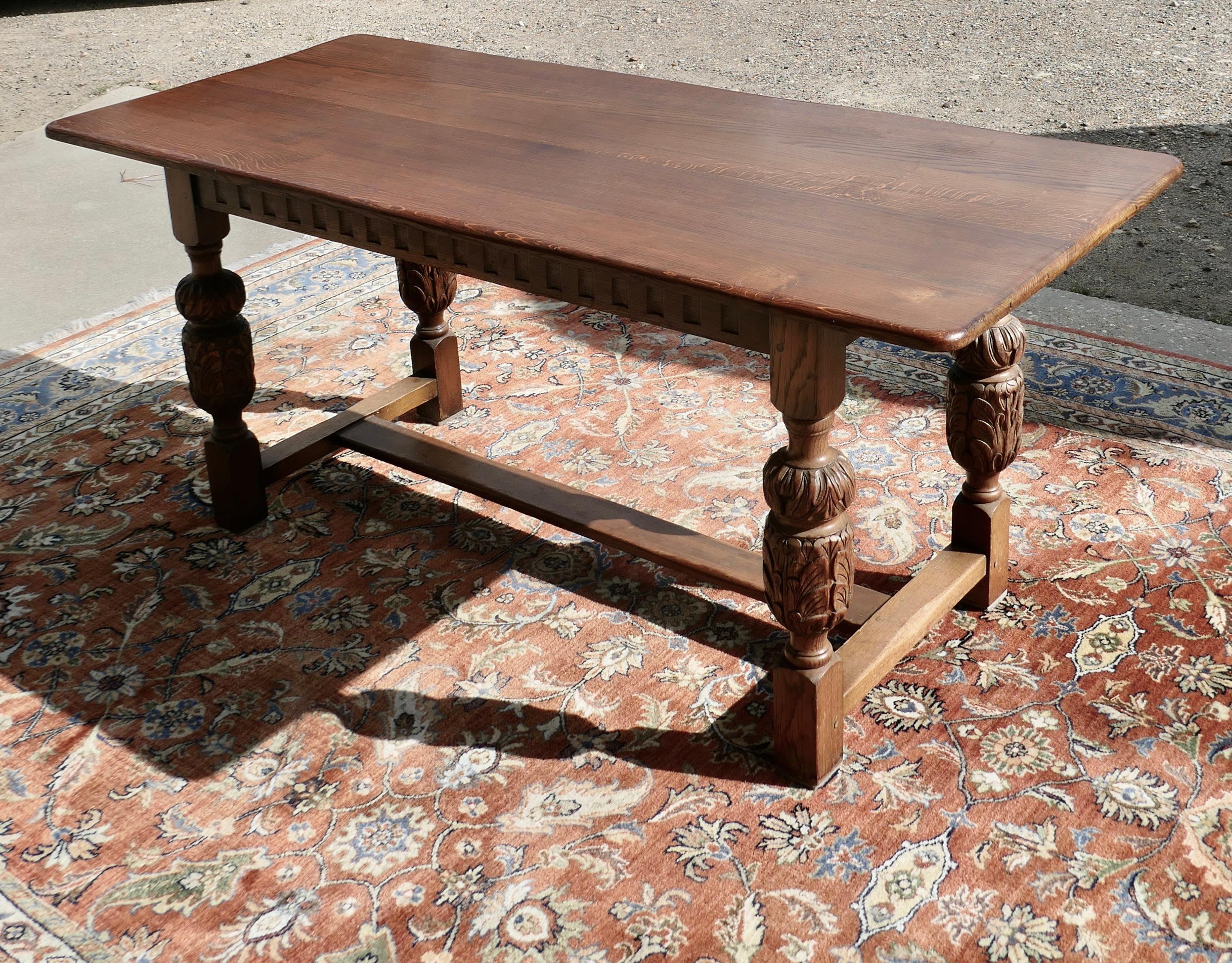 Gothique Table de réfectoire gothique en chêne de ferme du 19ème siècle     C'est une grande pièce en vente