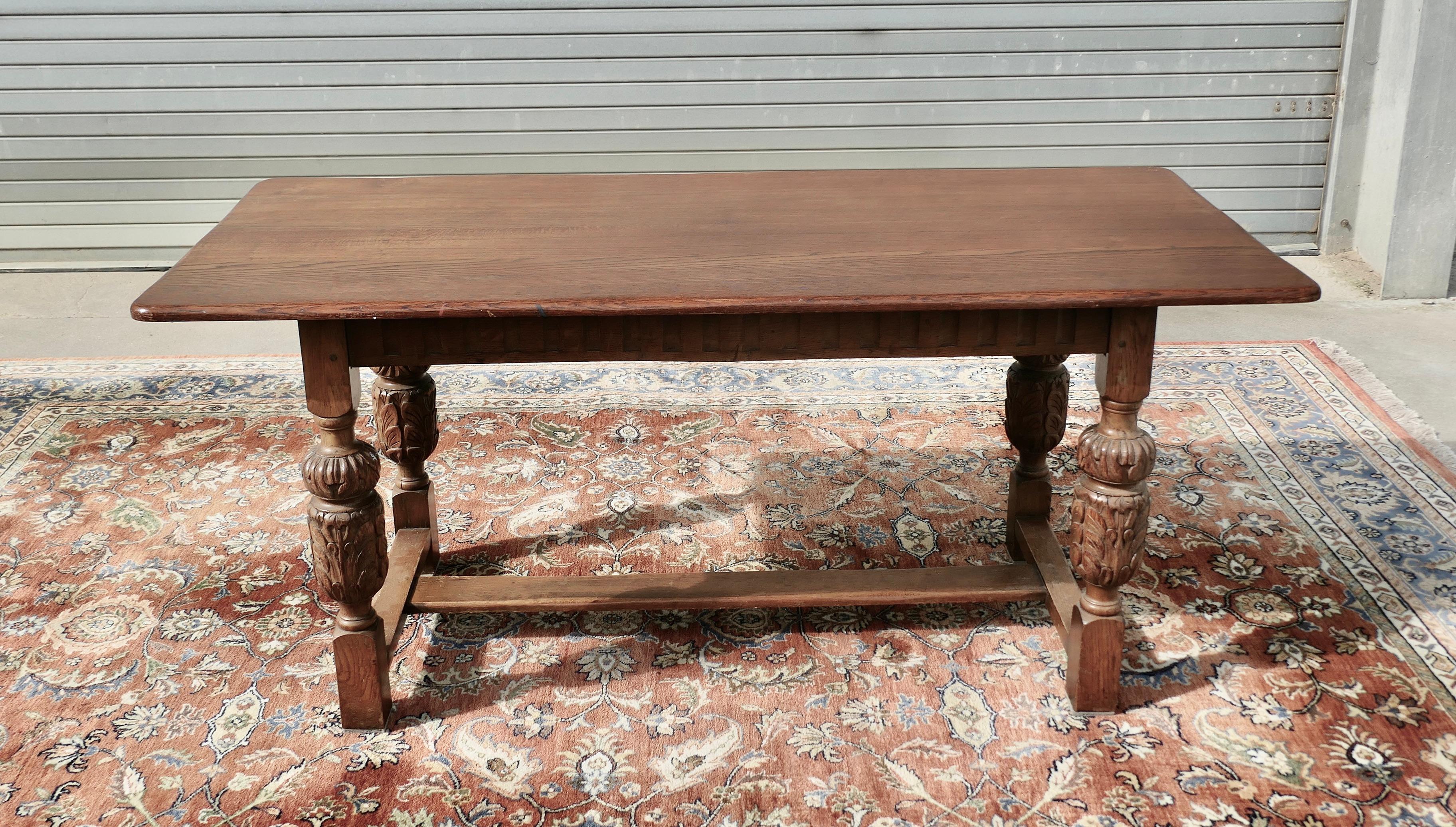 Table de réfectoire gothique en chêne de ferme du 19ème siècle     C'est une grande pièce Bon état - En vente à Godshill, Isle of Wight