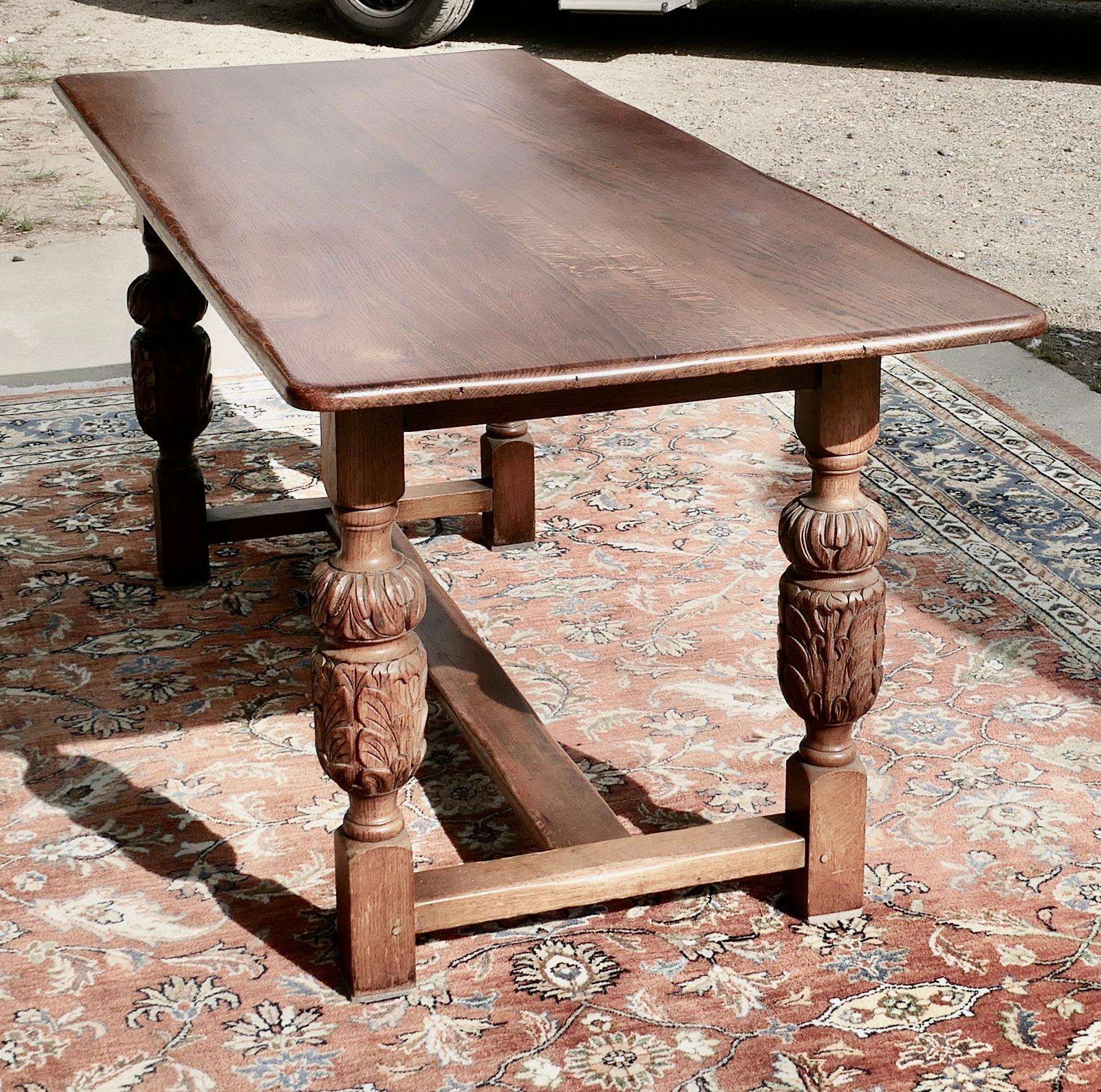 Chêne Table de réfectoire gothique en chêne de ferme du 19ème siècle     C'est une grande pièce en vente