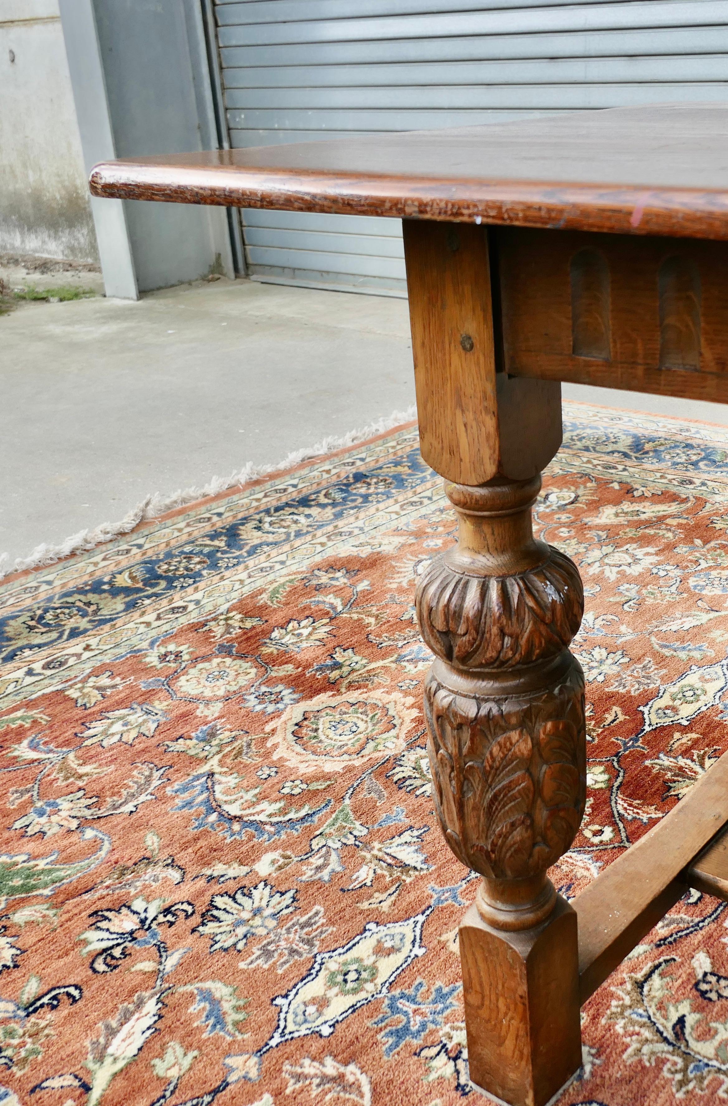 Table de réfectoire gothique en chêne de ferme du 19ème siècle     C'est une grande pièce en vente 3