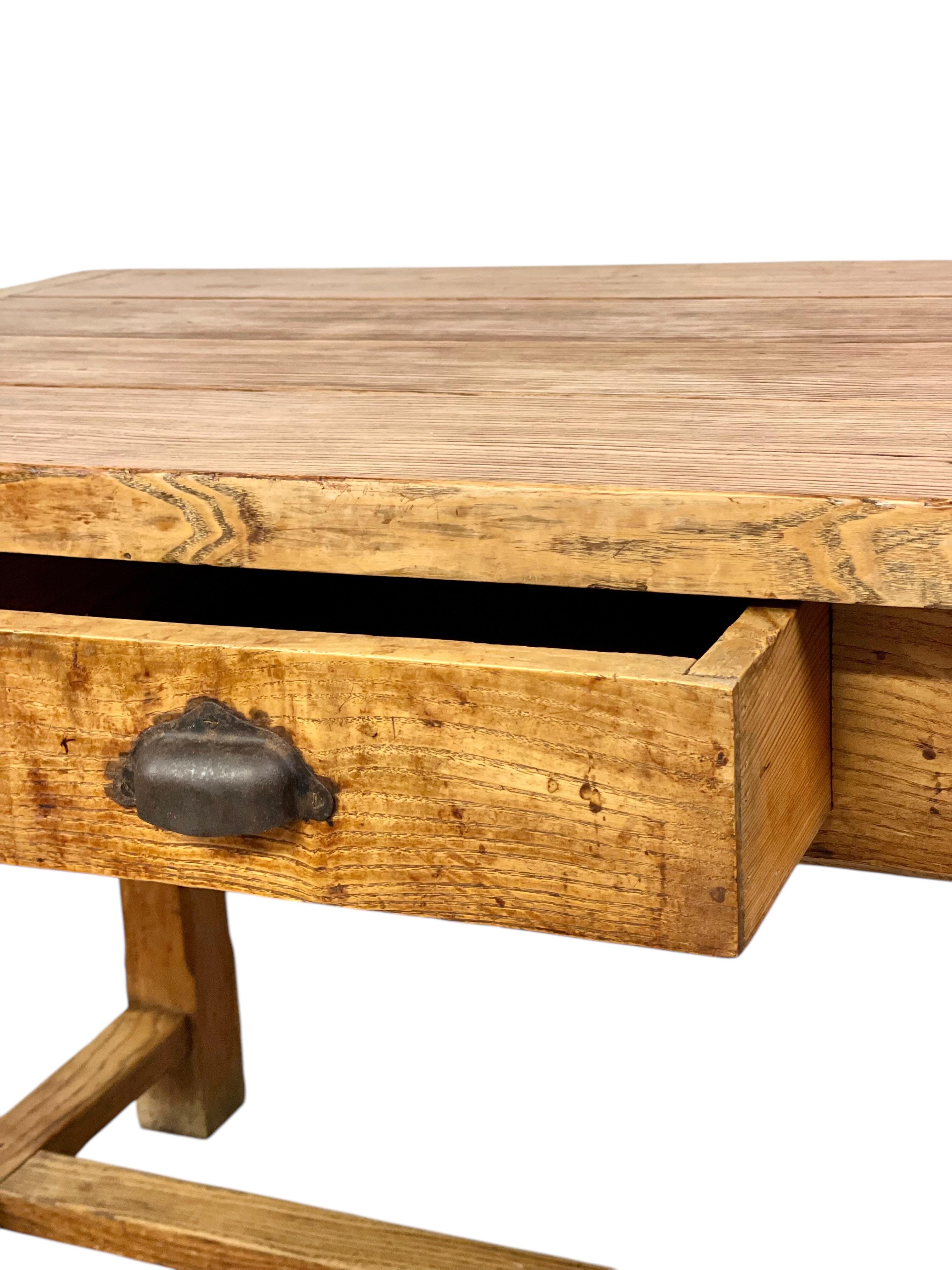 Sculpté à la main Table de ferme en vente