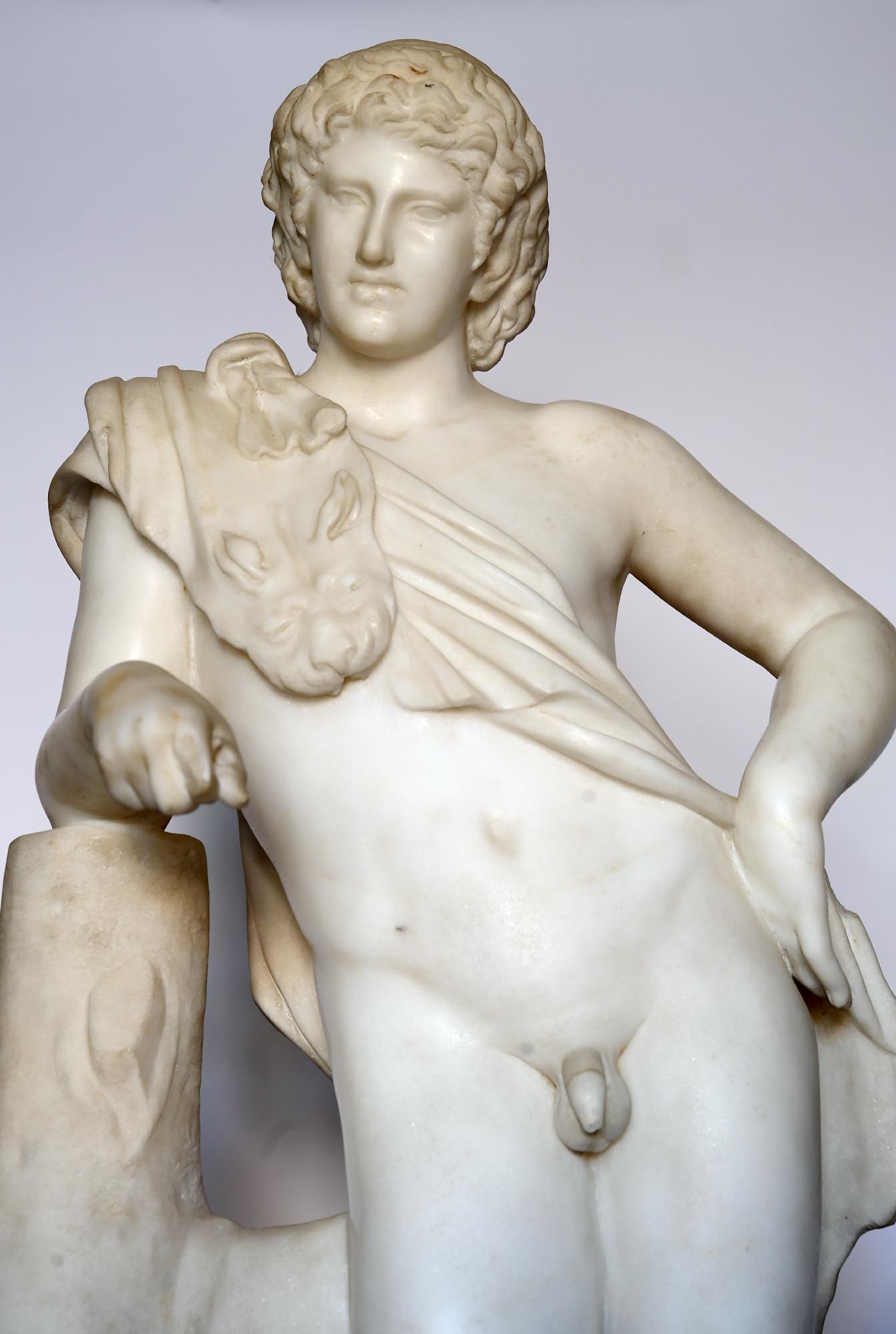 italien Un faune de Praxiteles allongé ou en position de repos en marbre de Carrare du 19ème siècle, Italie  en vente