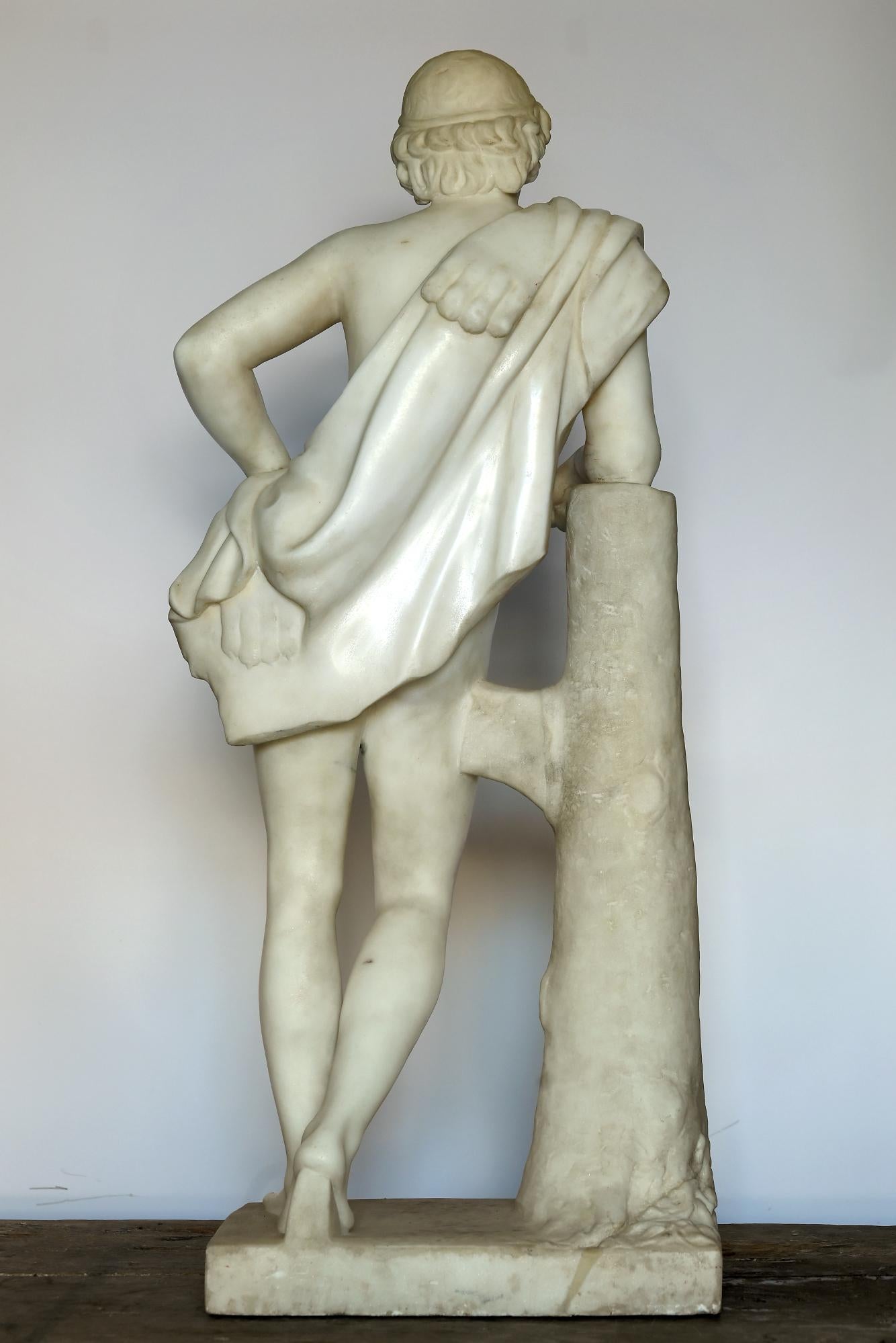 XIXe siècle Un faune de Praxiteles allongé ou en position de repos en marbre de Carrare du 19ème siècle, Italie  en vente