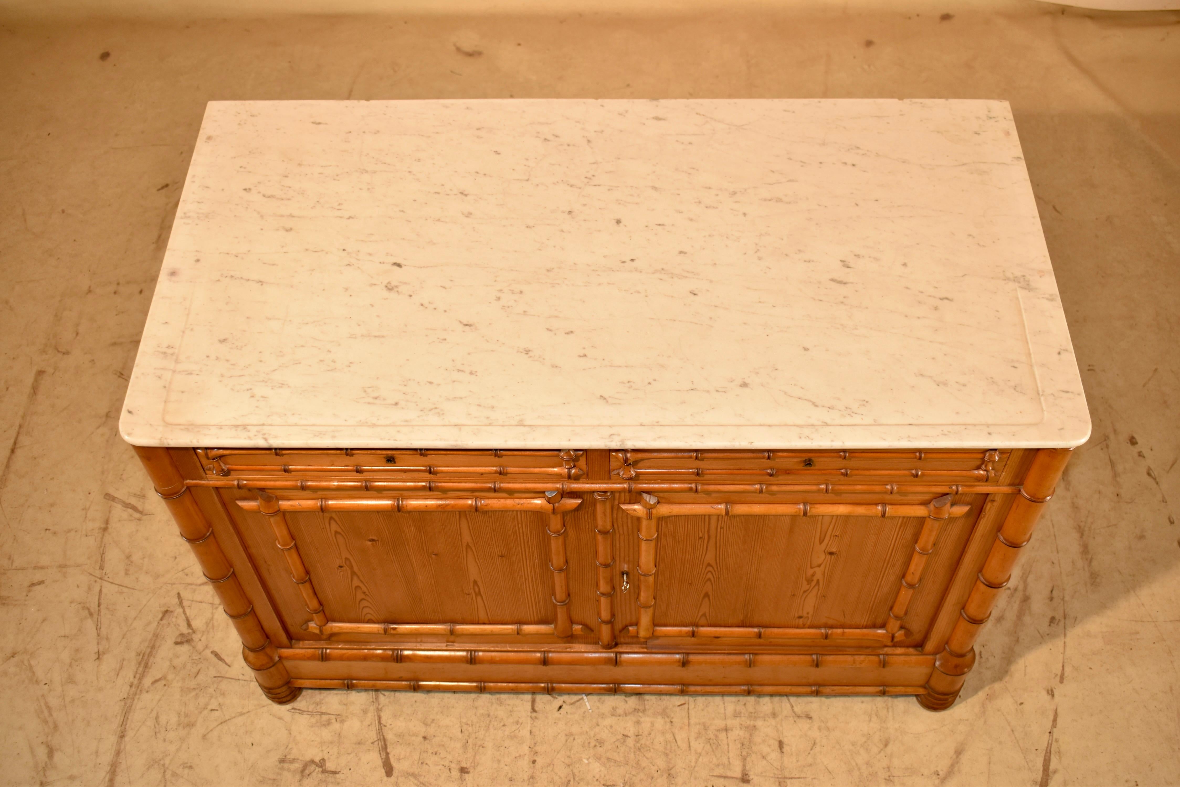19th Century Faux Bamboo Buffet with Marble Top Mármol en venta